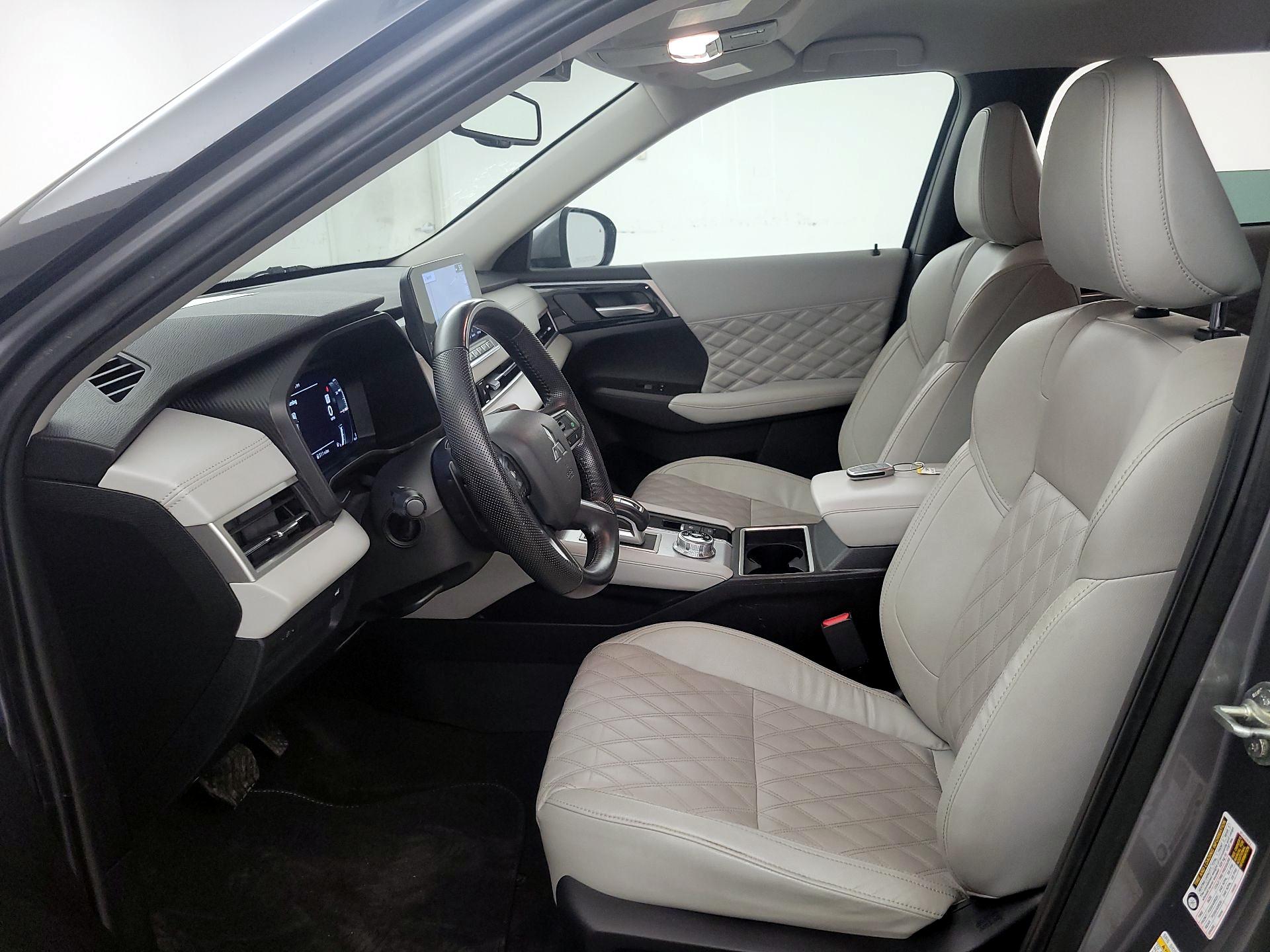 Thumbnail: 2023 Mitsubishi Outlander - 11