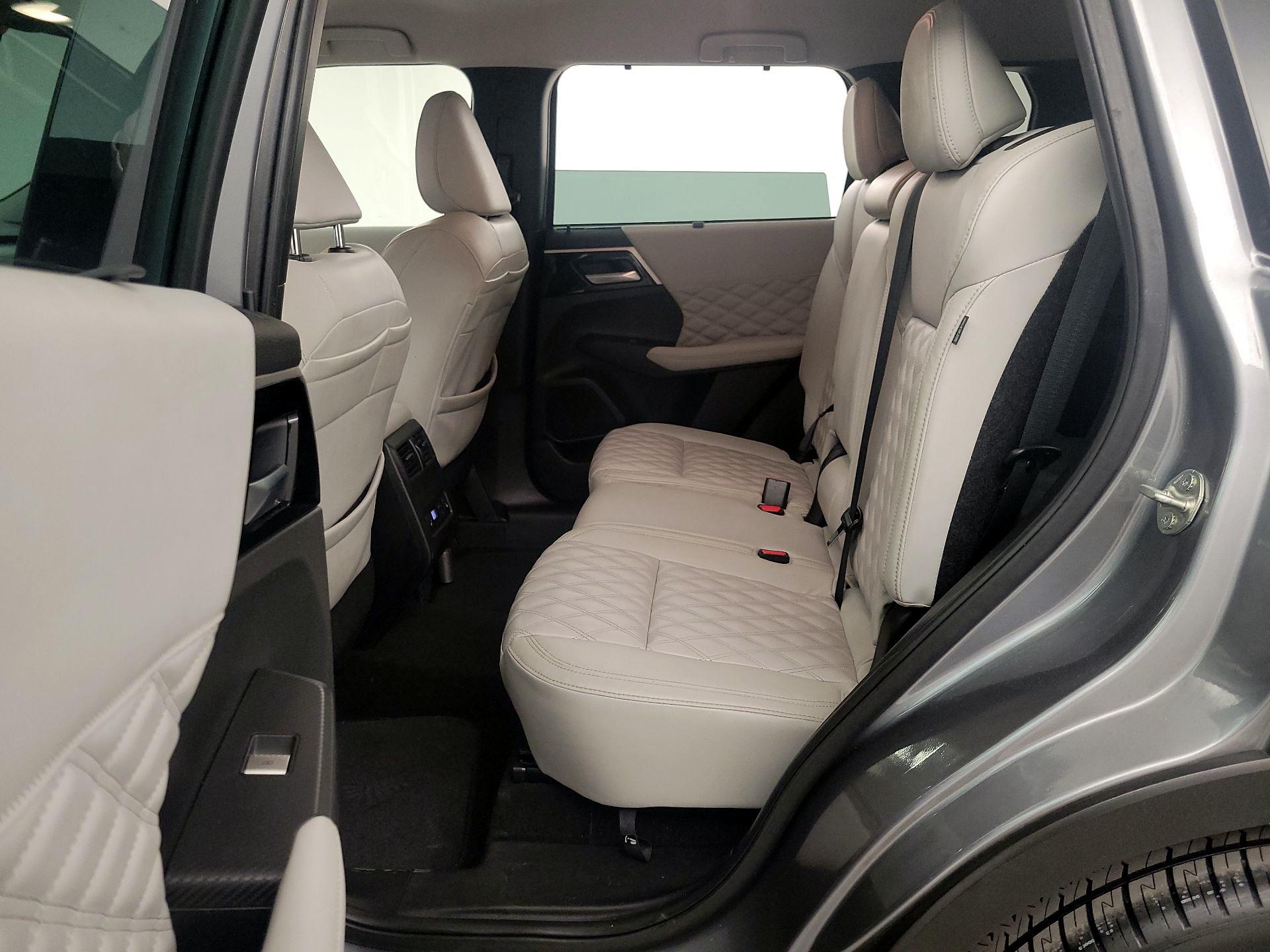 Thumbnail: 2023 Mitsubishi Outlander - 20