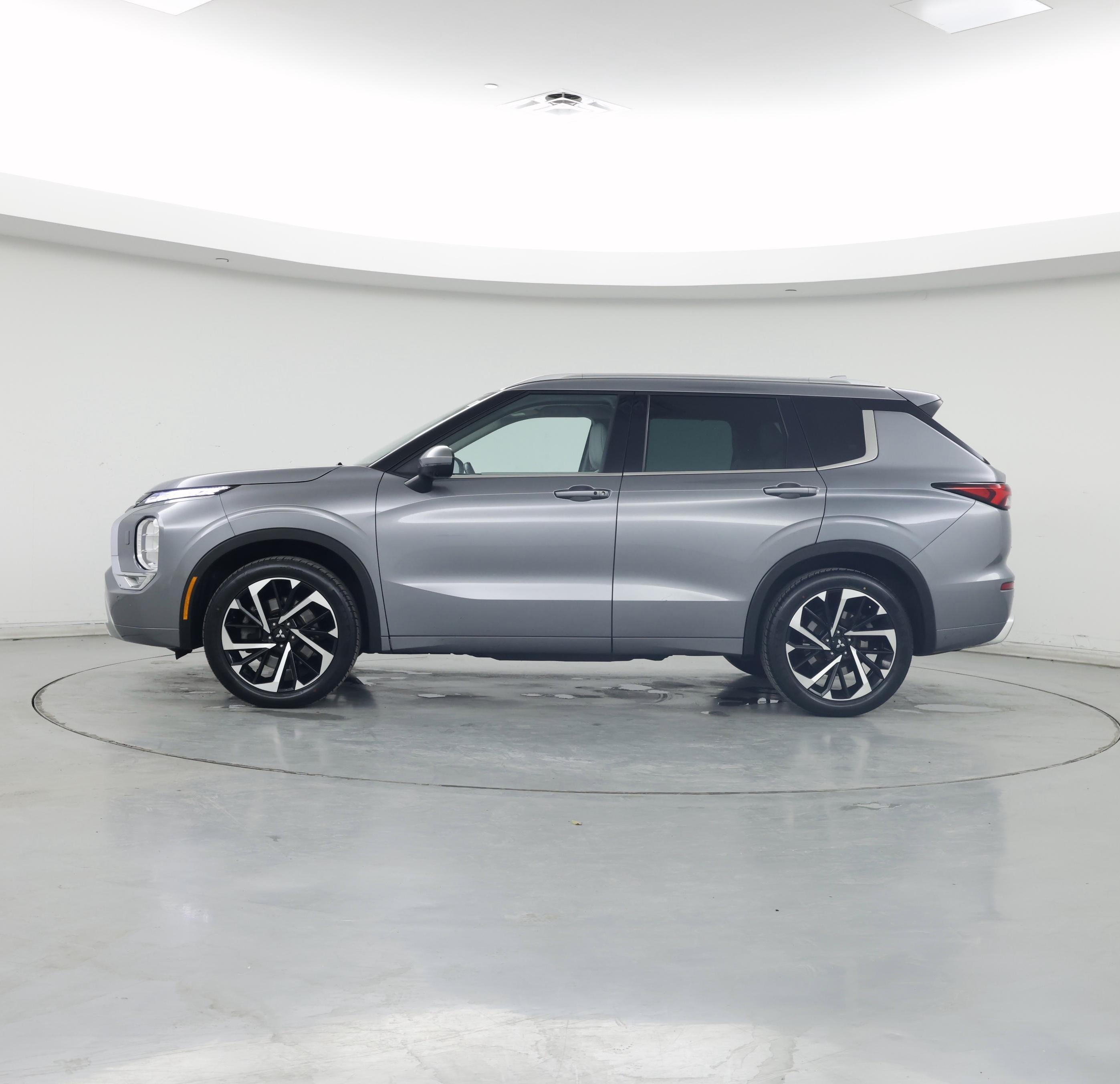 Thumbnail: 2023 Mitsubishi Outlander - 3