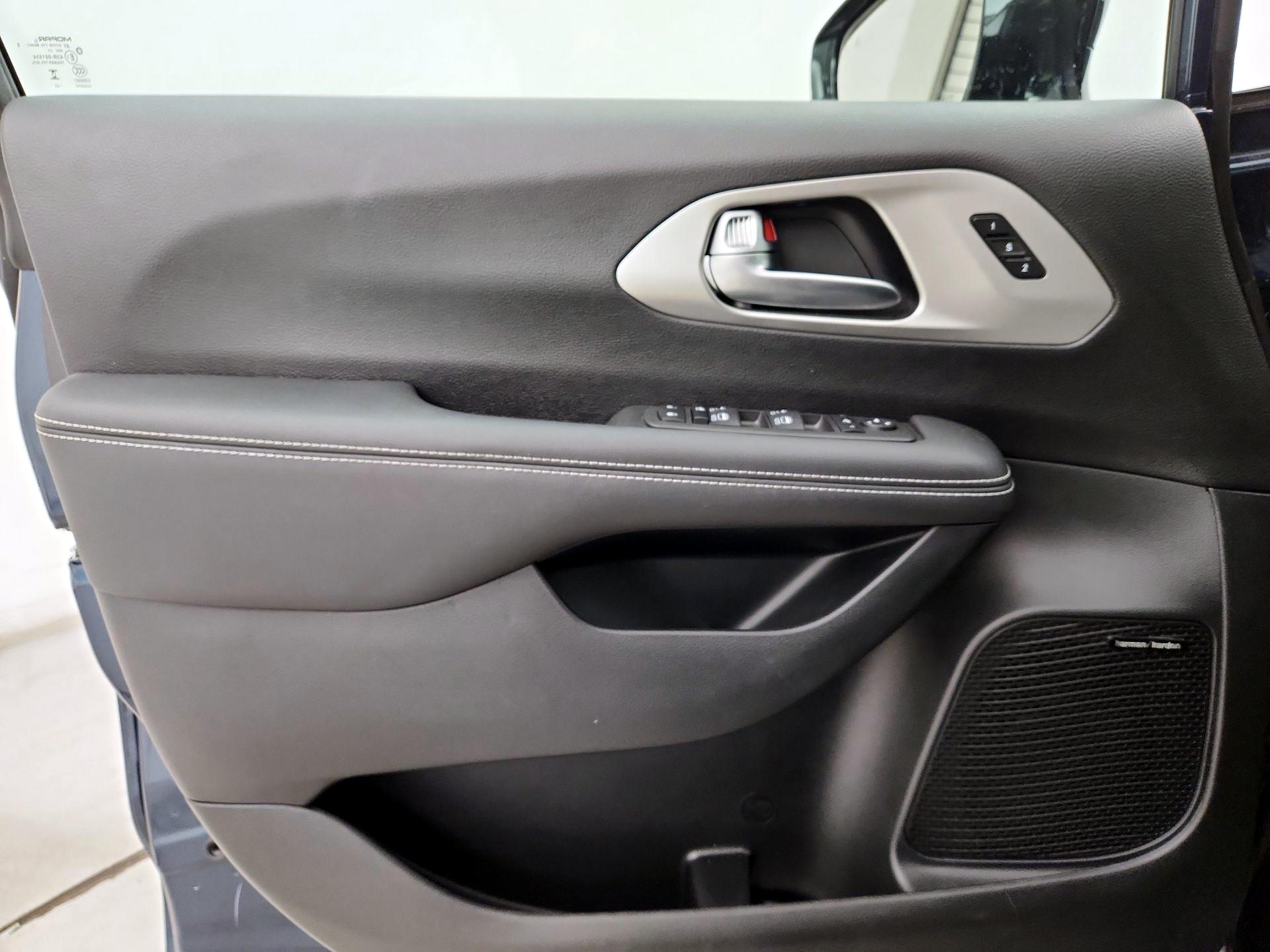 Thumbnail: 2023 Chrysler Pacifica - 12