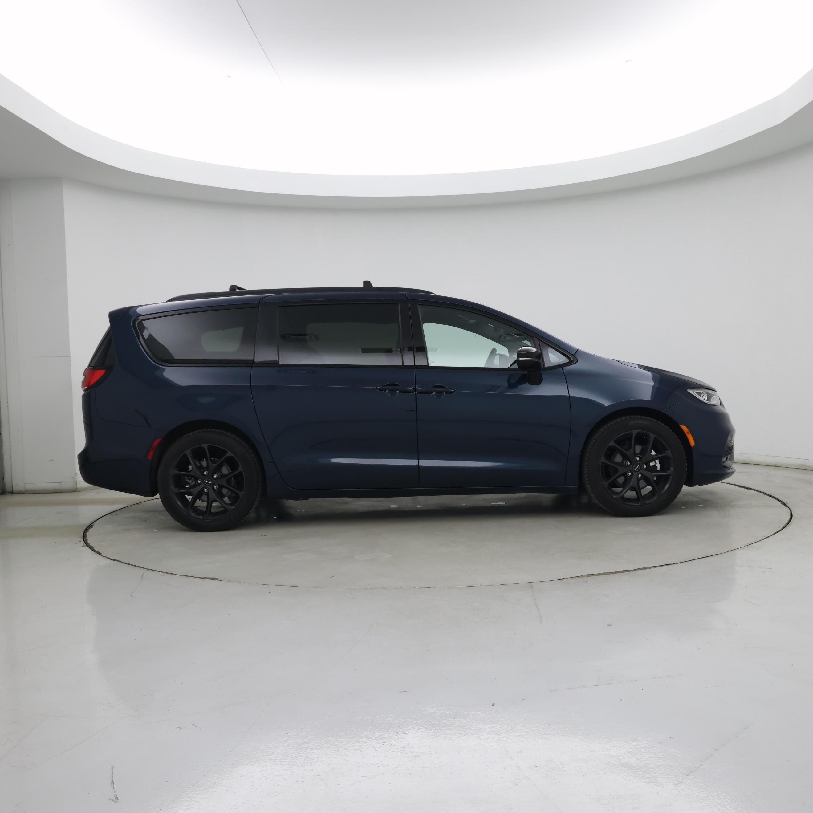 Thumbnail: 2023 Chrysler Pacifica - 7