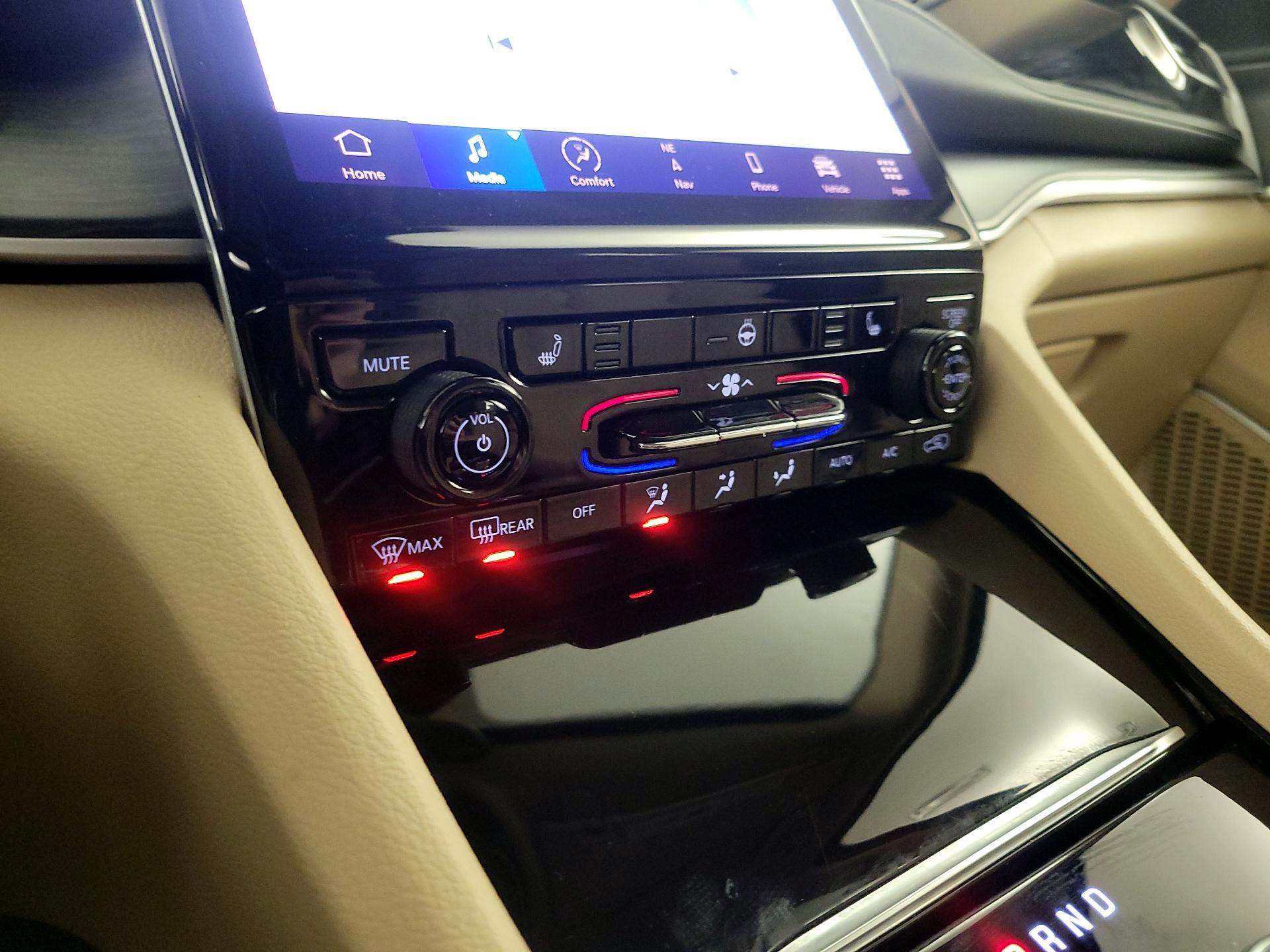 Thumbnail: 2022 Jeep Grand Cherokee - 17