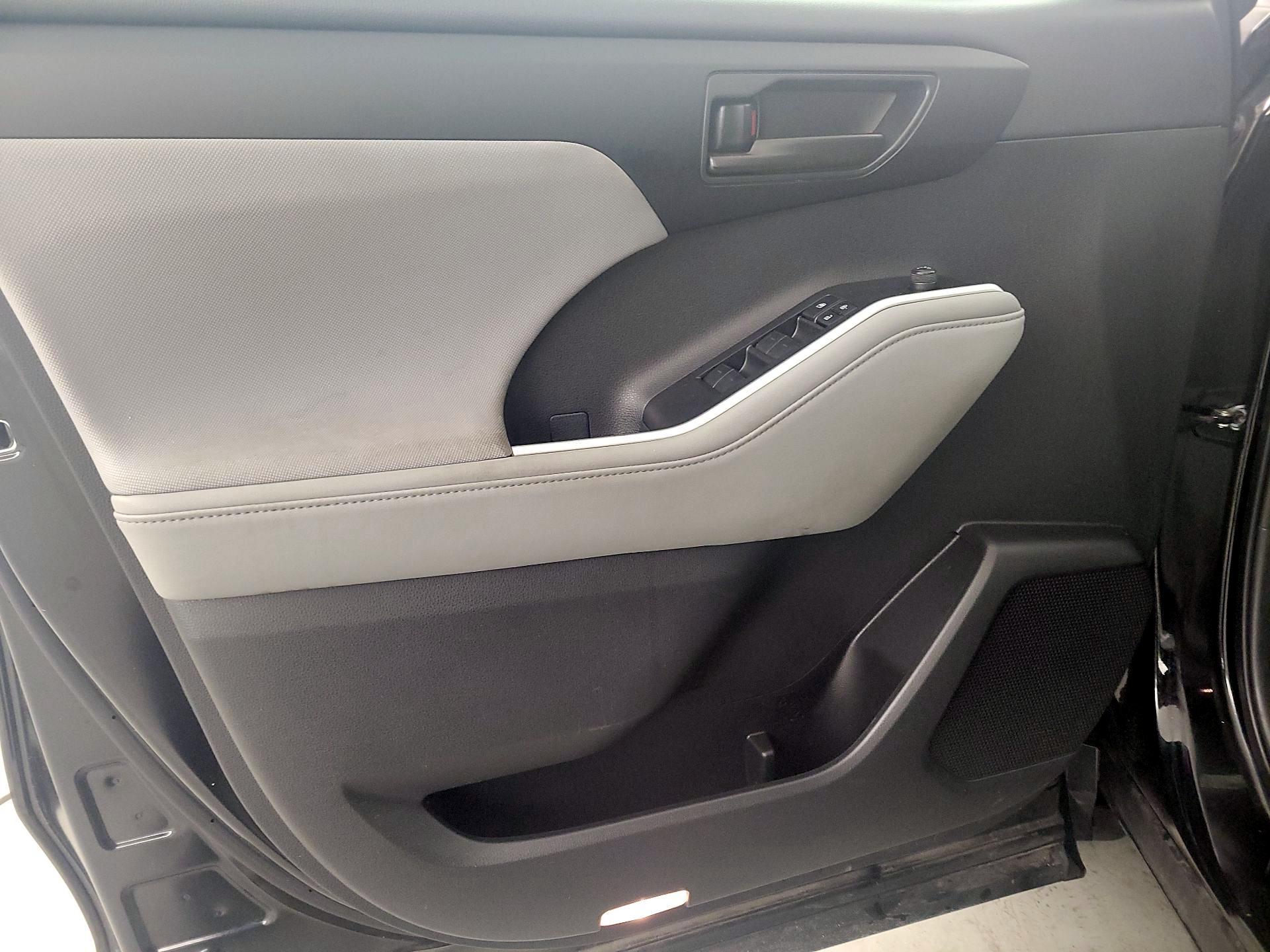 Thumbnail: 2023 Toyota Highlander - 12