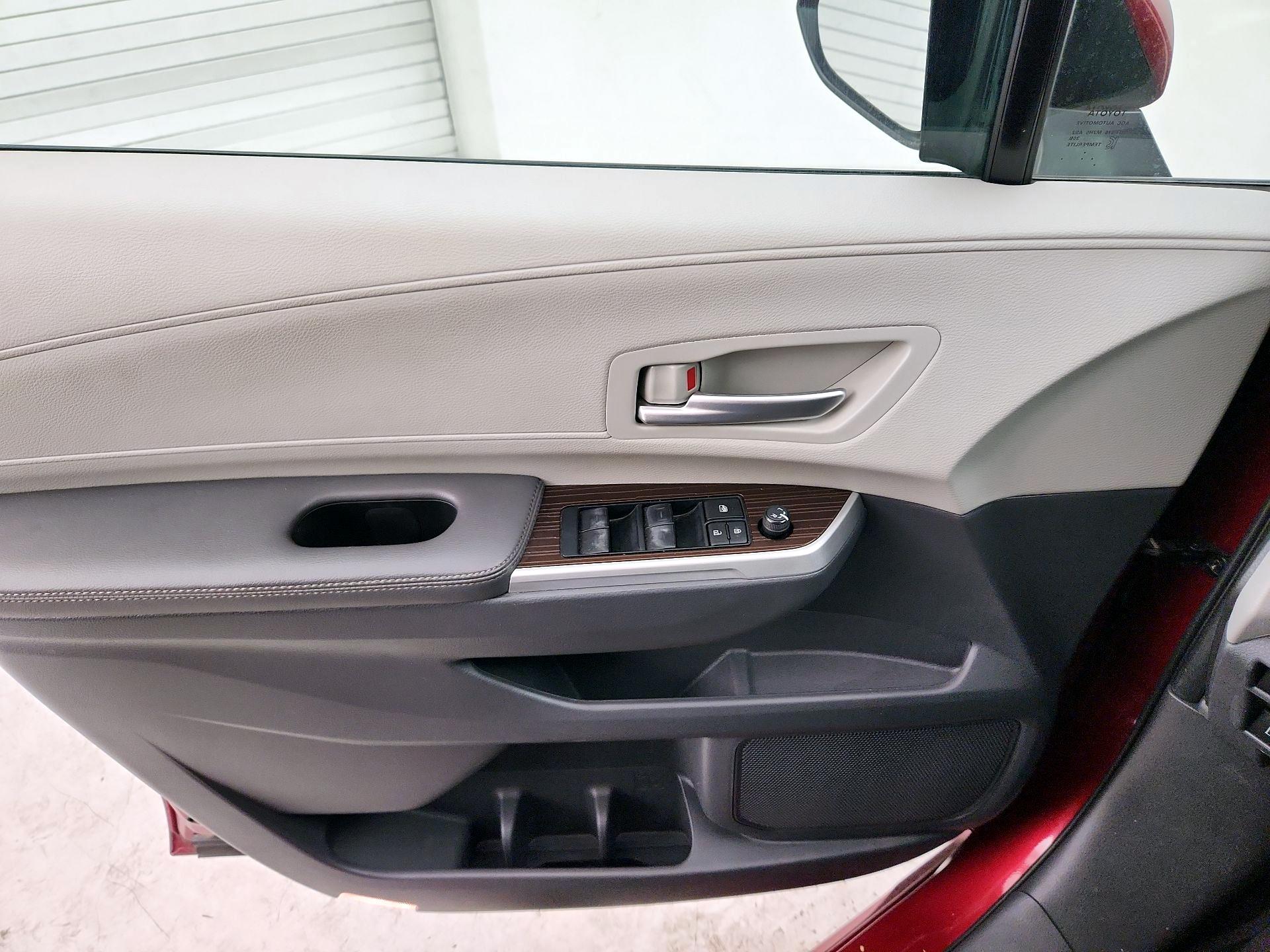 Thumbnail: 2023 Toyota Sienna - 12