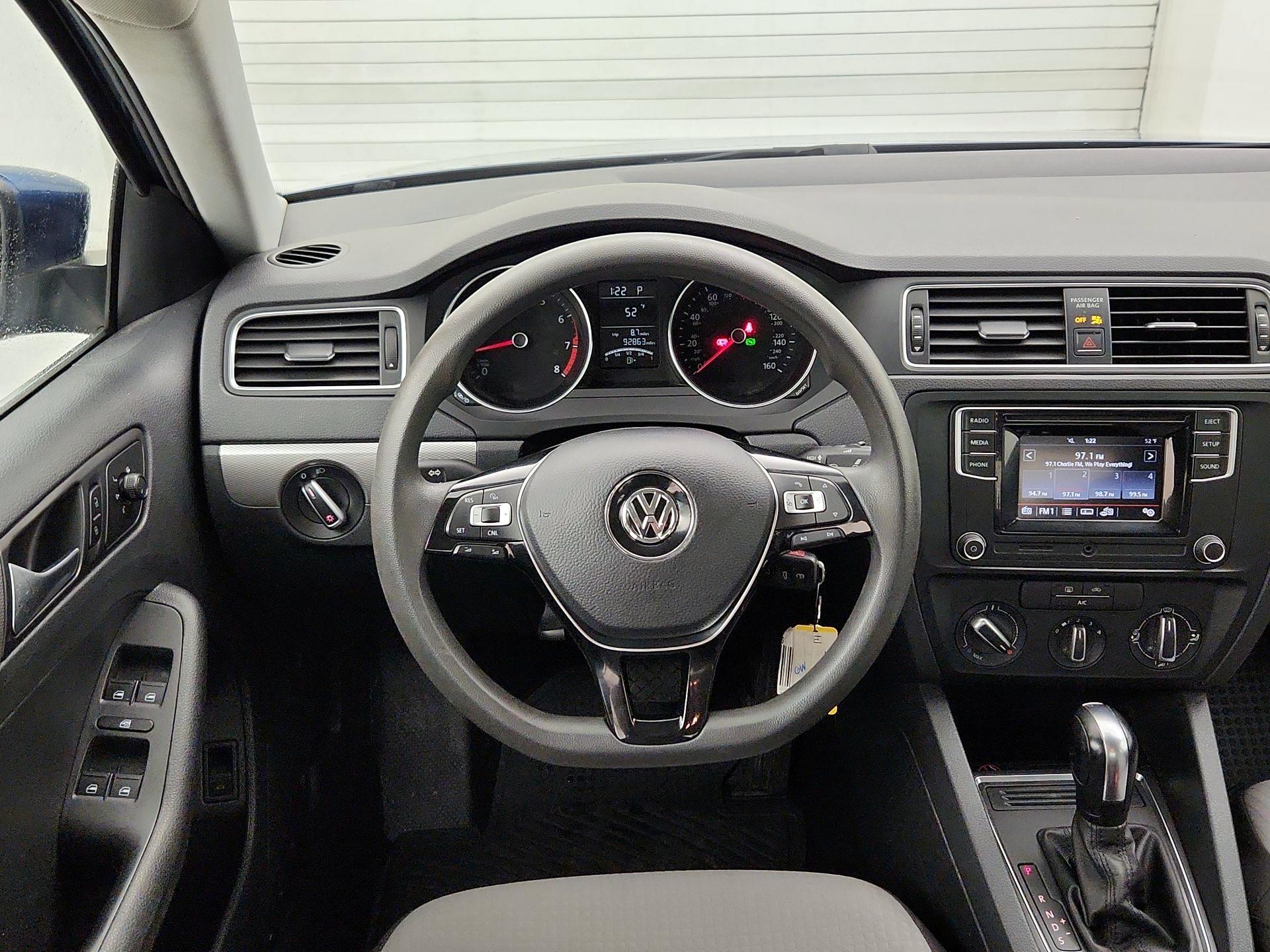 Thumbnail: 2017 Volkswagen Jetta - 10