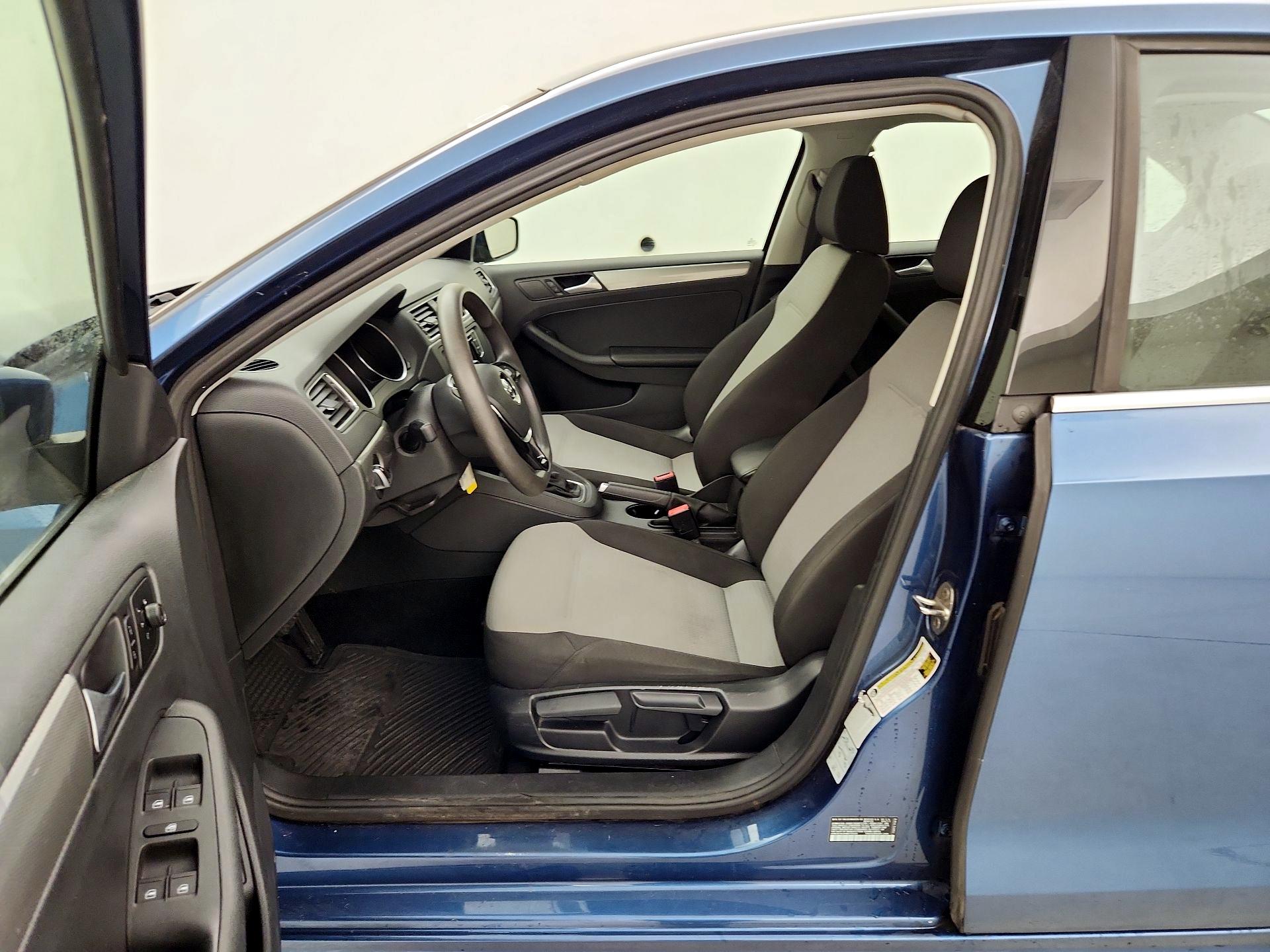 Thumbnail: 2017 Volkswagen Jetta - 11