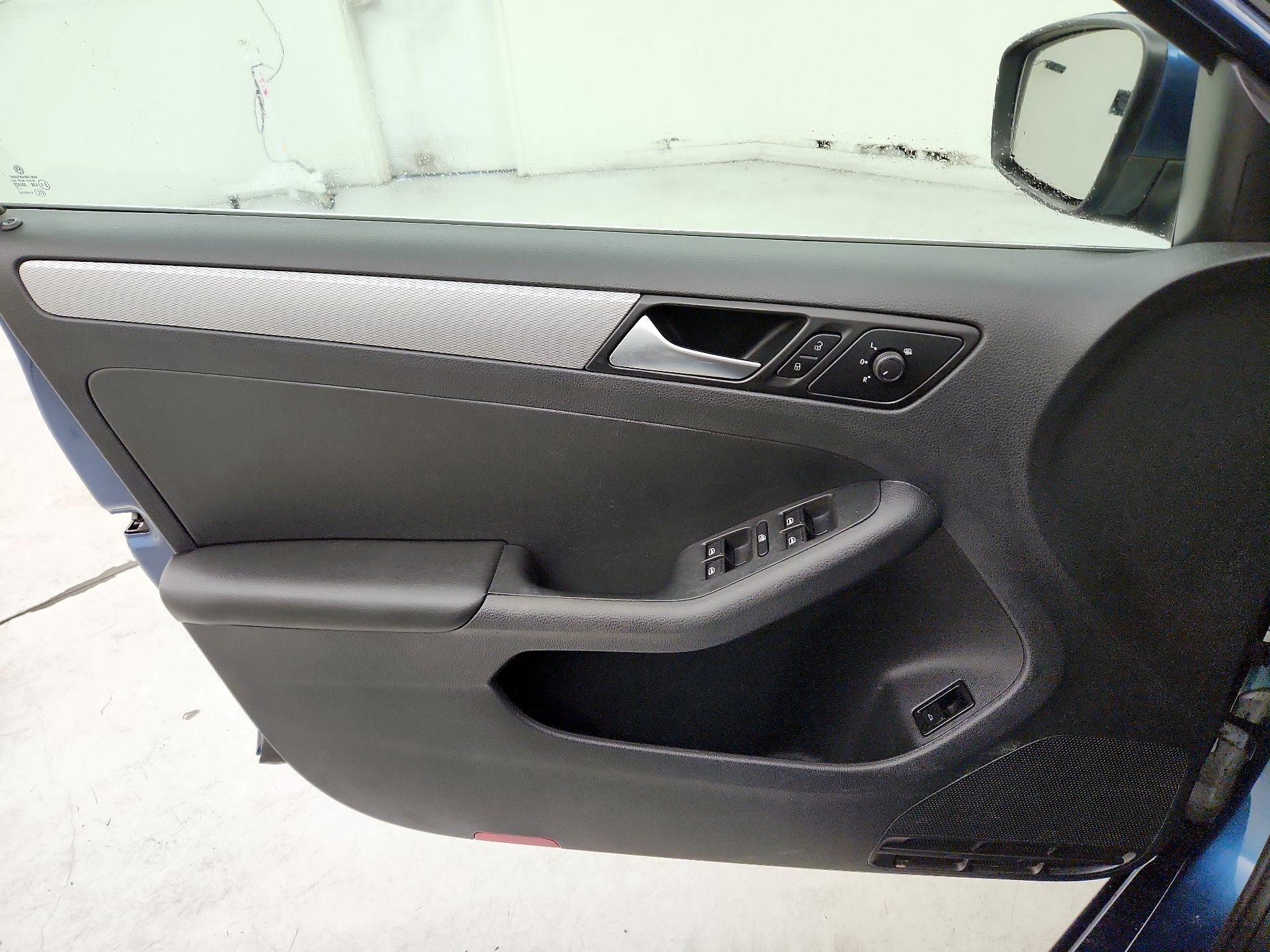 Thumbnail: 2017 Volkswagen Jetta - 12