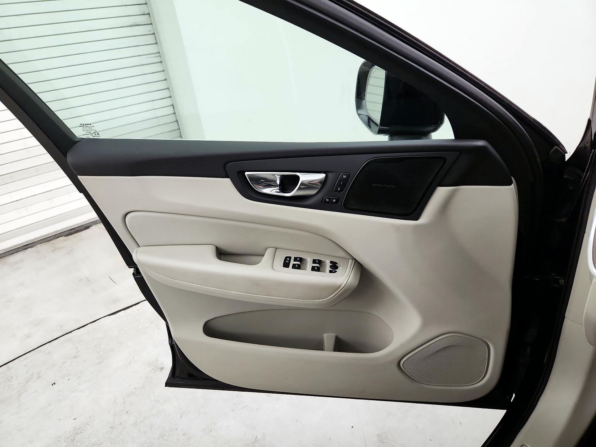 Thumbnail: 2021 Volvo XC60 - 12