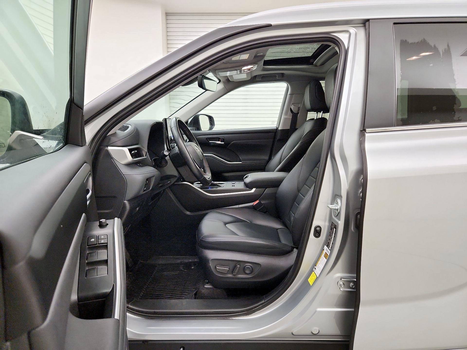 Thumbnail: 2023 Toyota Highlander - 11