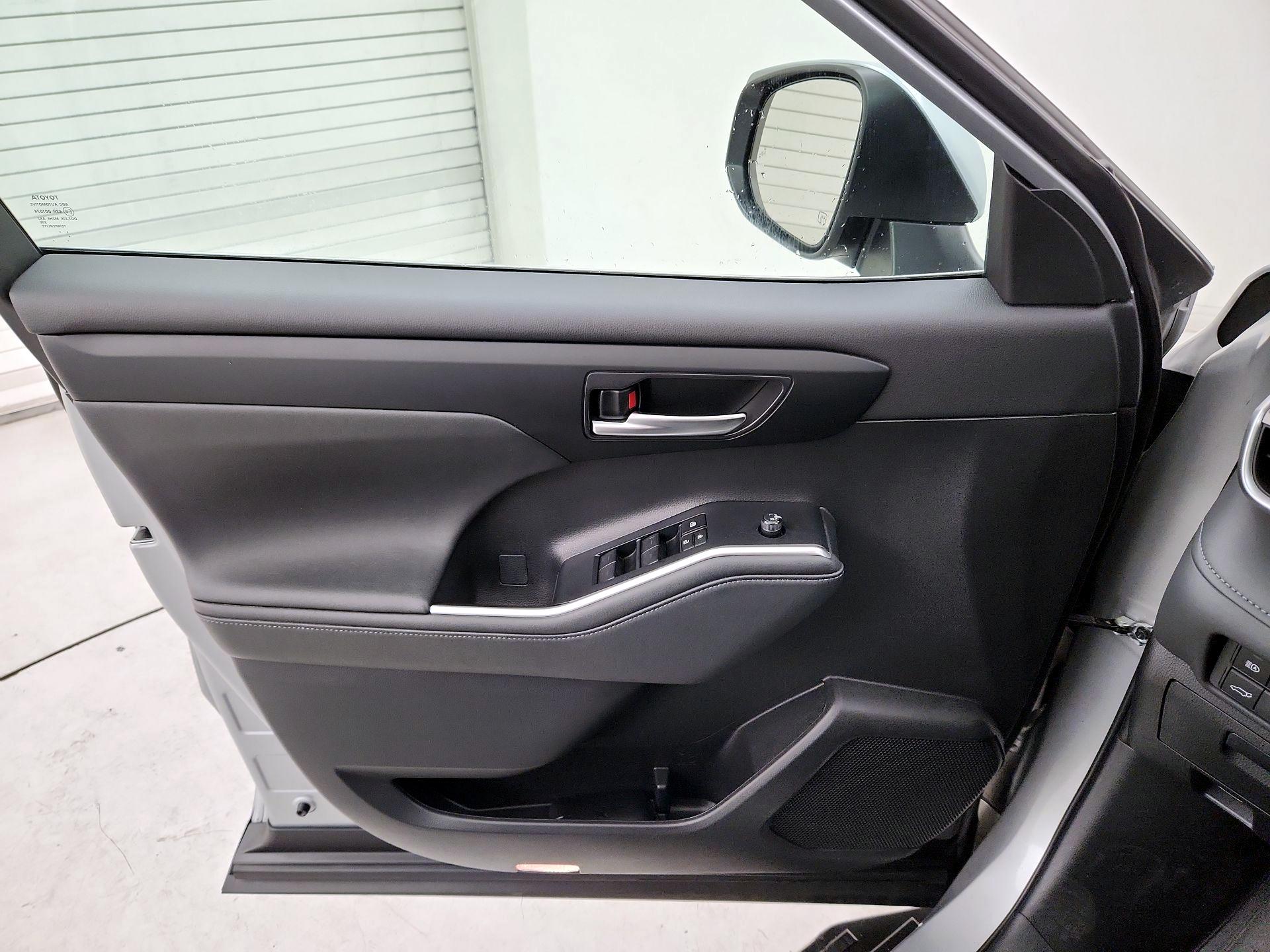 Thumbnail: 2023 Toyota Highlander - 12