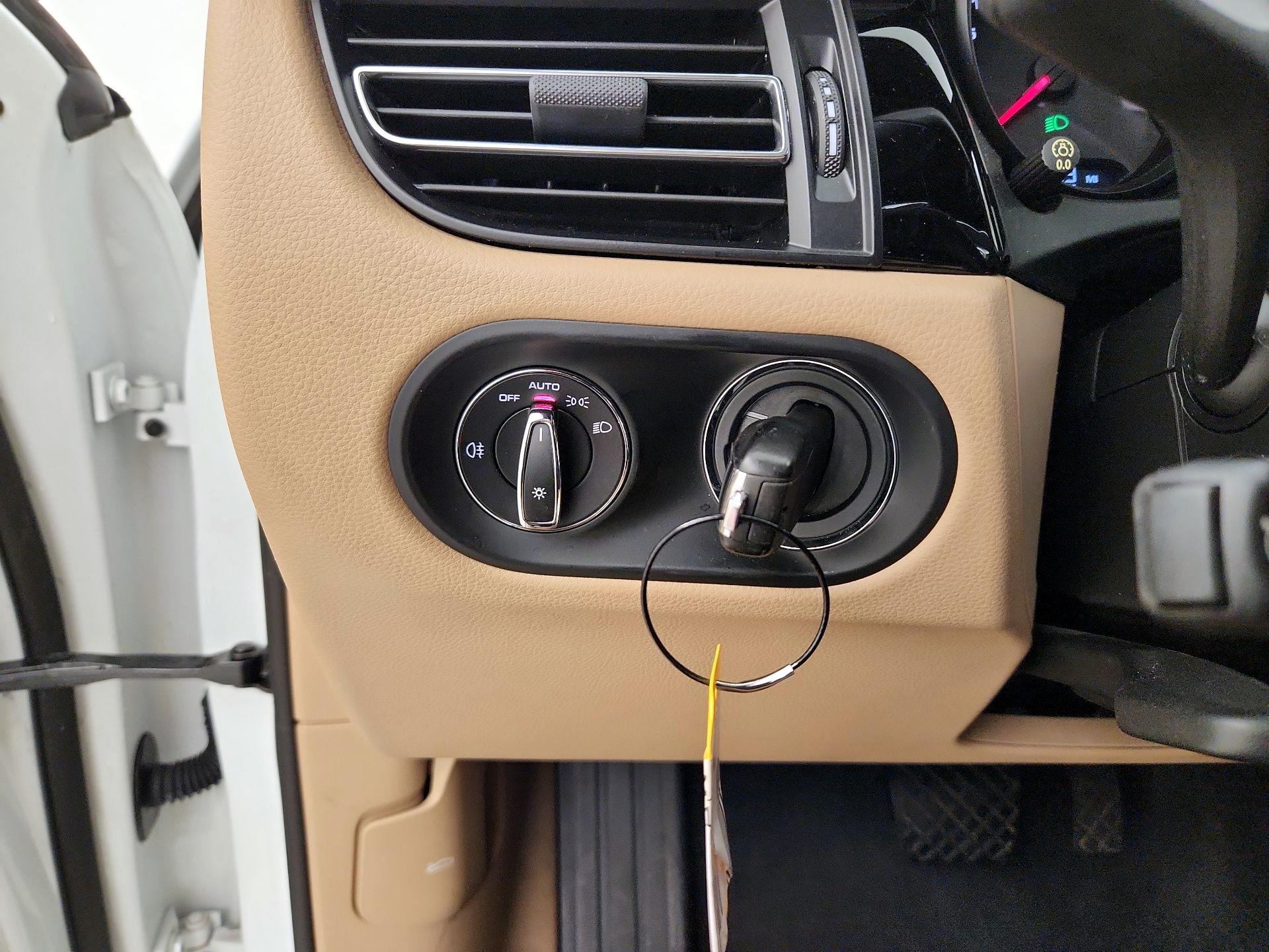 Thumbnail: 2019 Porsche Macan - 13