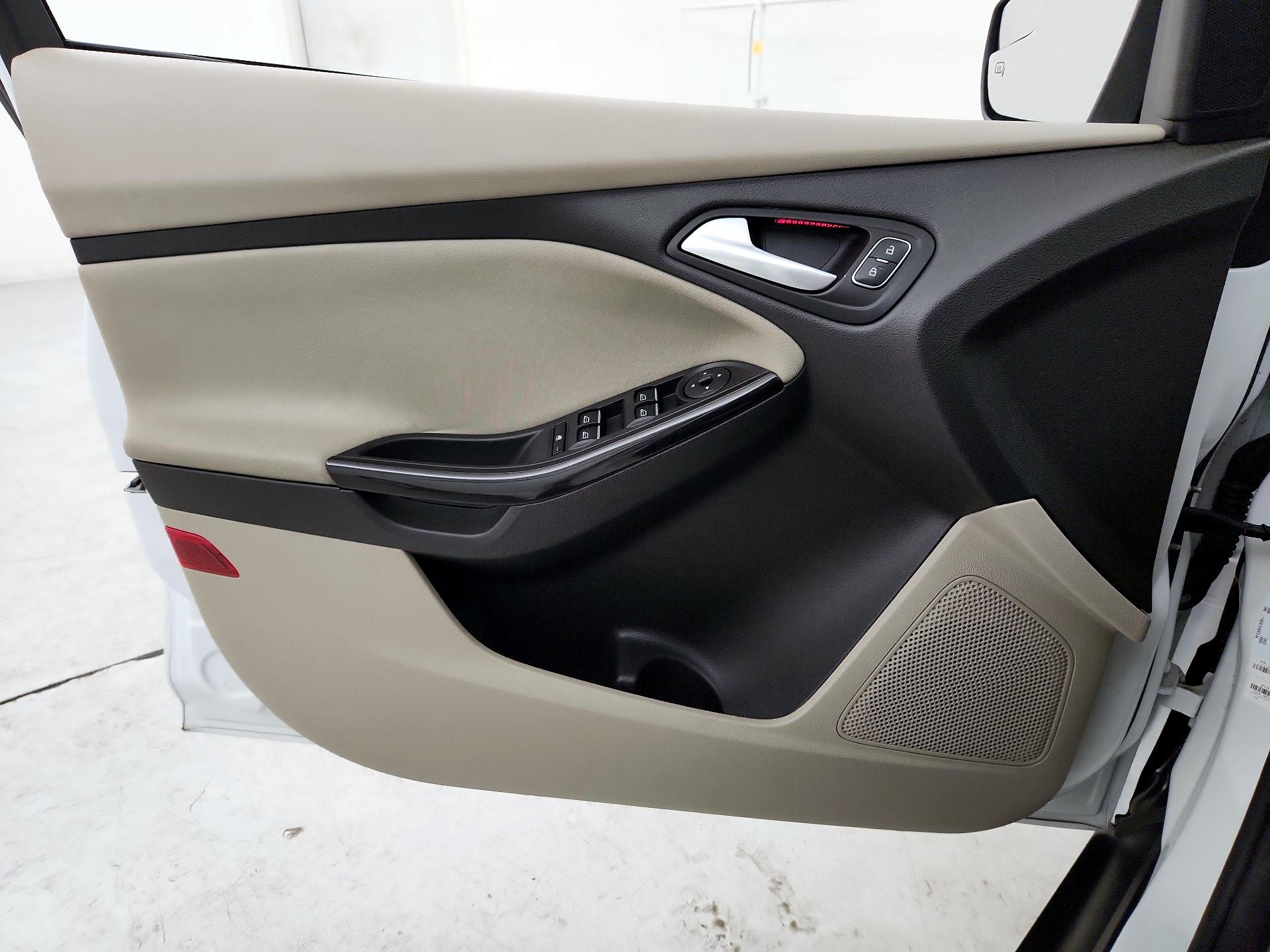 Thumbnail: 2016 Ford Focus - 12