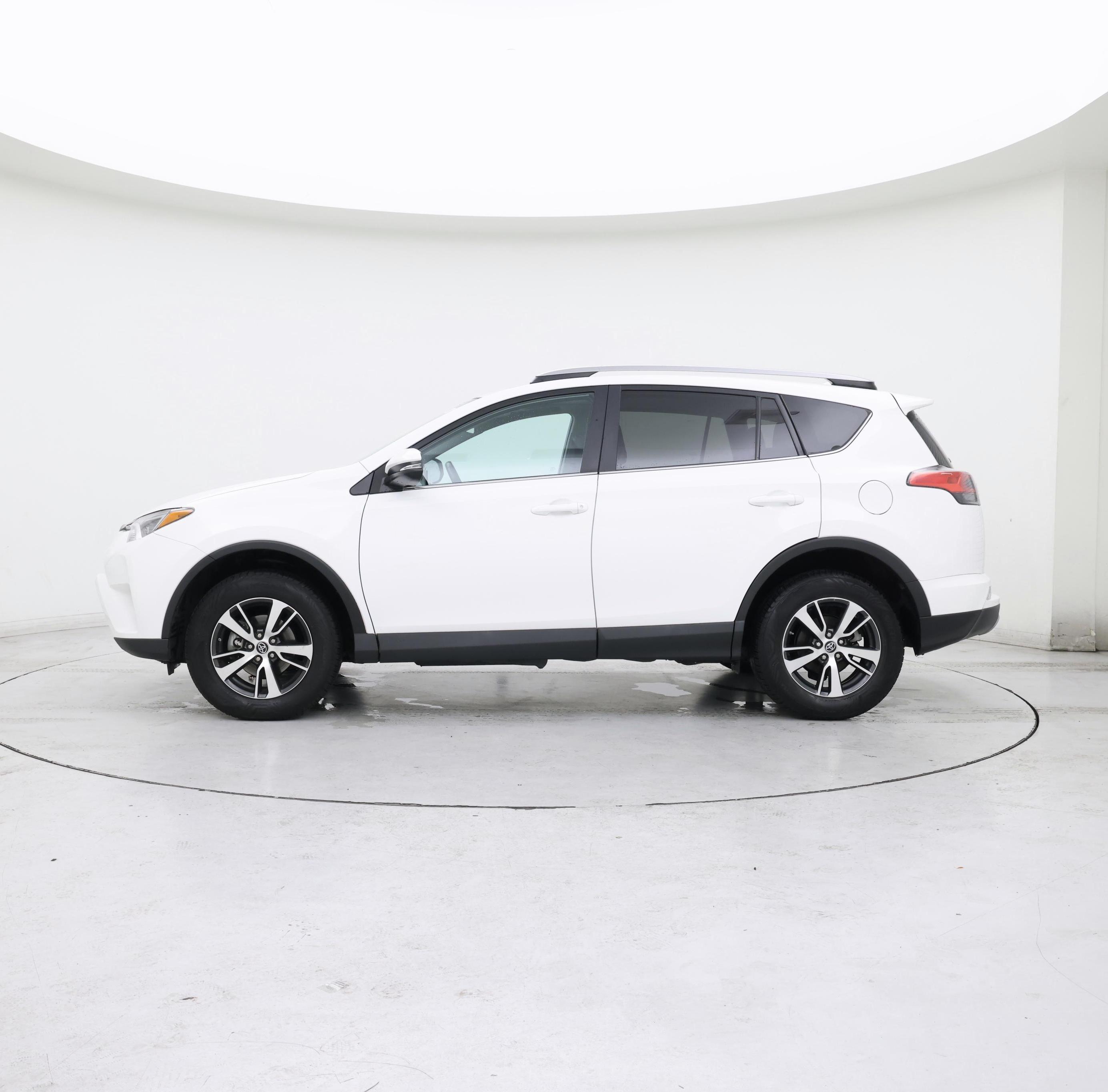 Thumbnail: 2018 Toyota RAV4 - 3