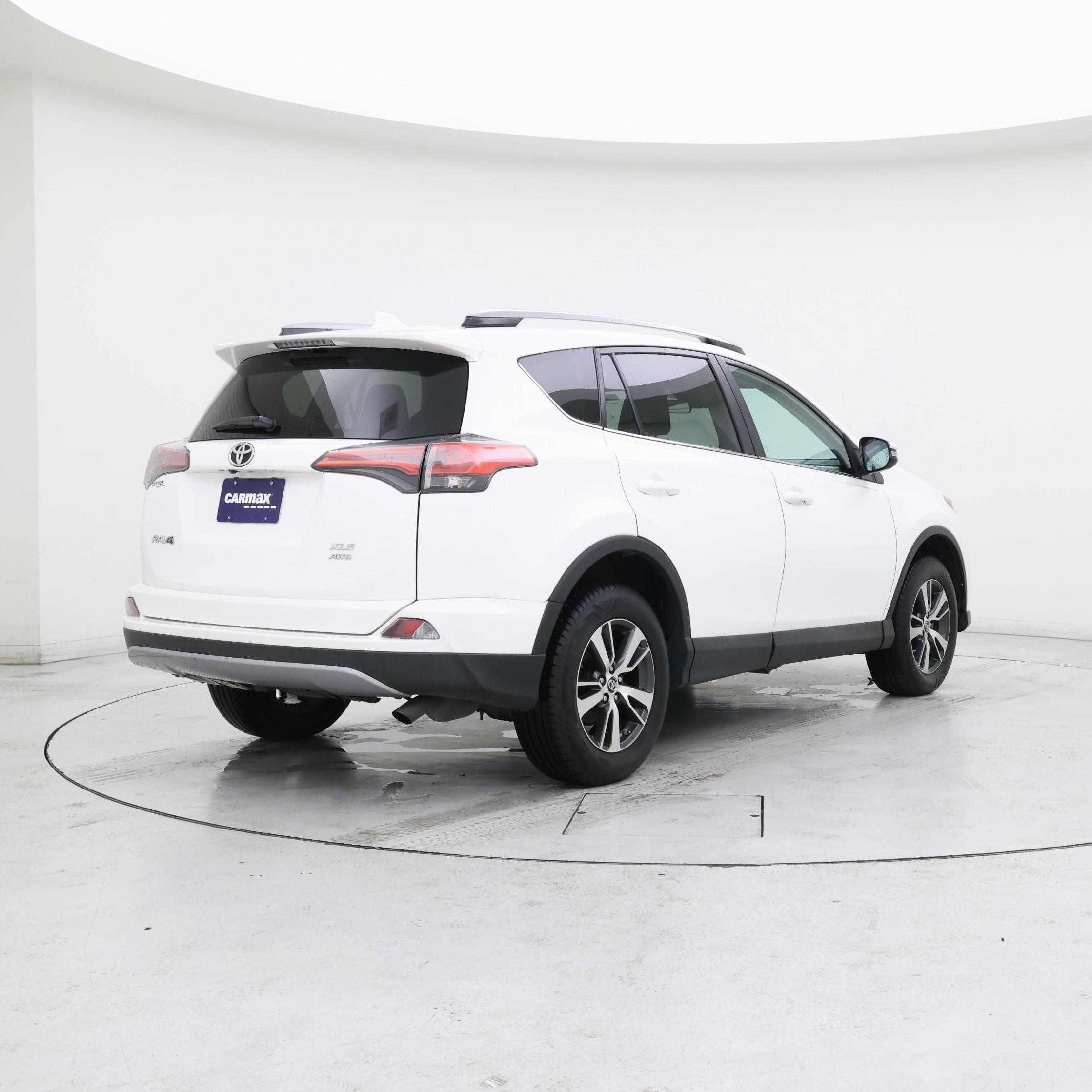 Thumbnail: 2018 Toyota RAV4 - 8