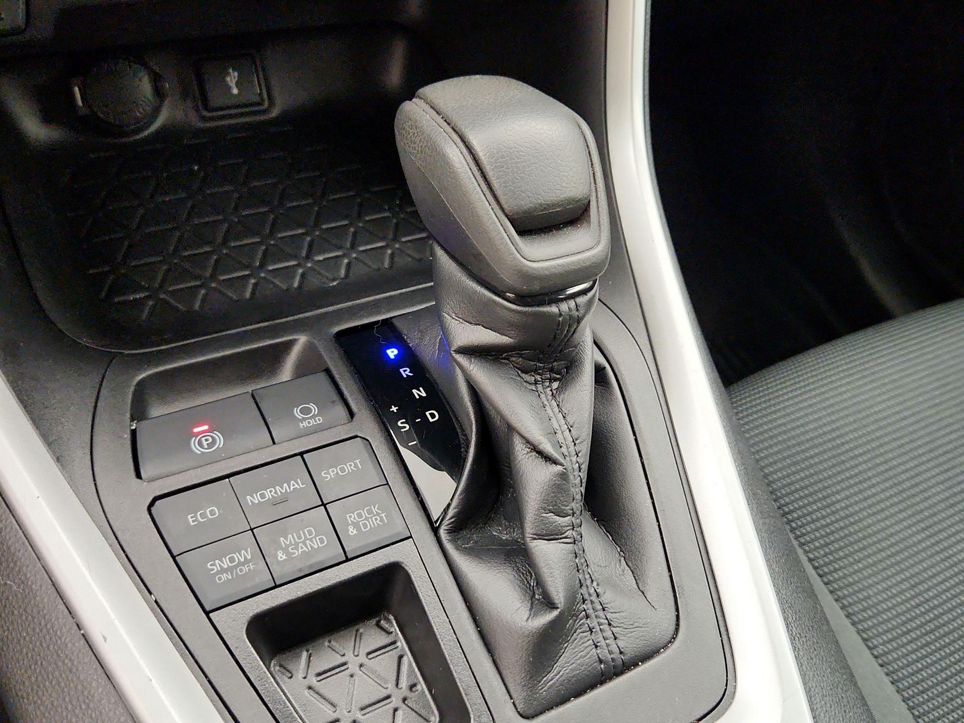 Thumbnail: 2021 Toyota RAV4 - 17