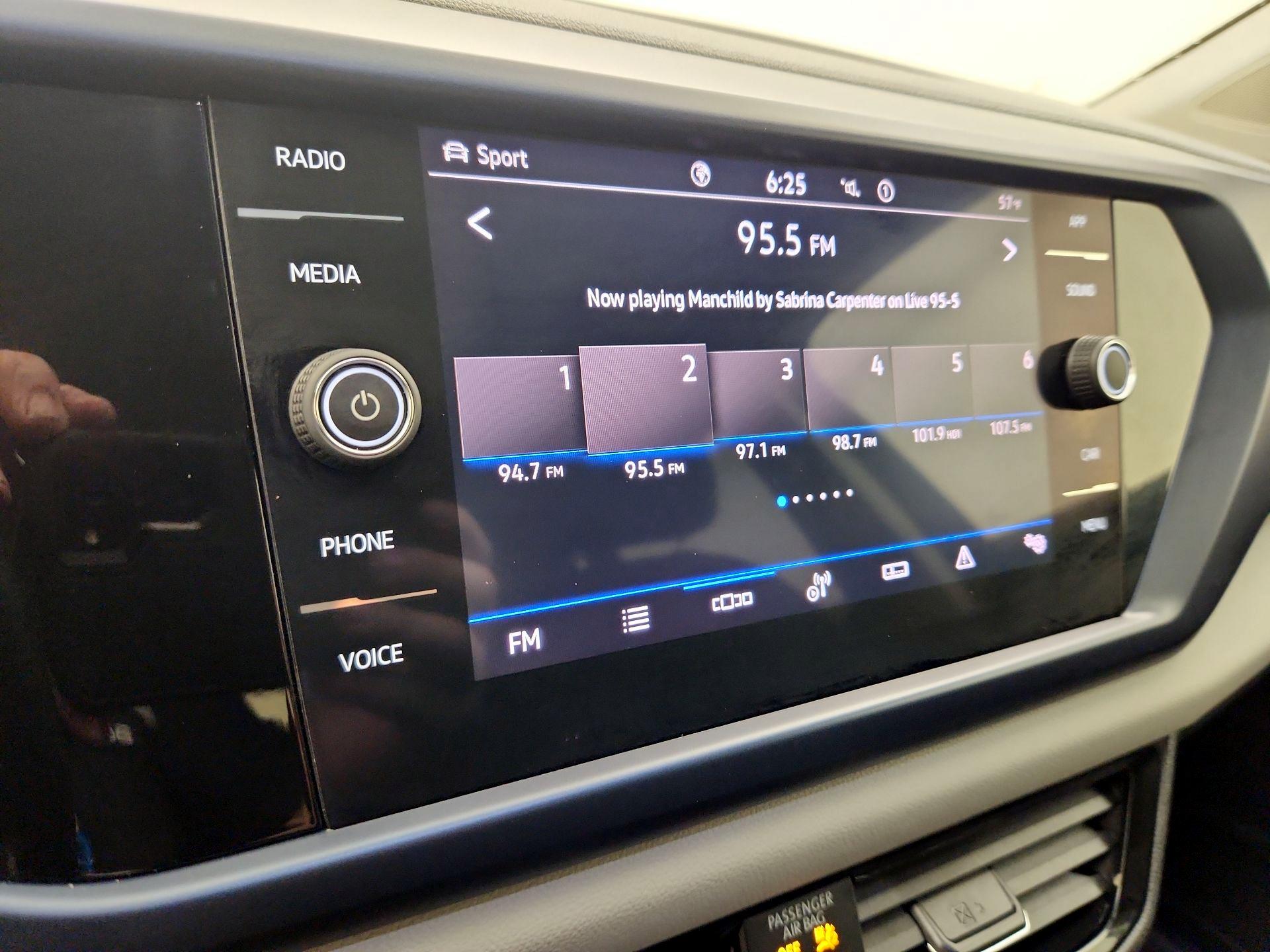 Thumbnail: 2022 Volkswagen Taos - 15