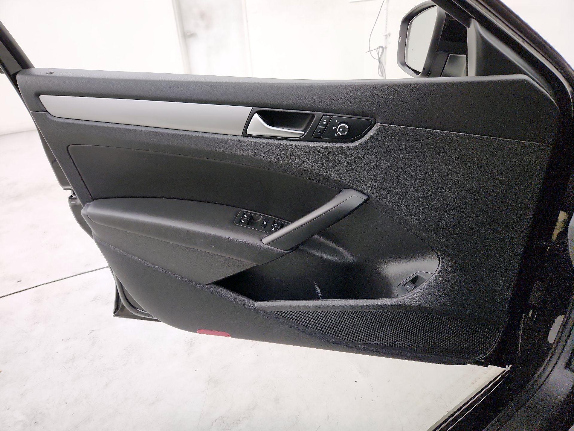 Thumbnail: 2015 Volkswagen Passat - 12