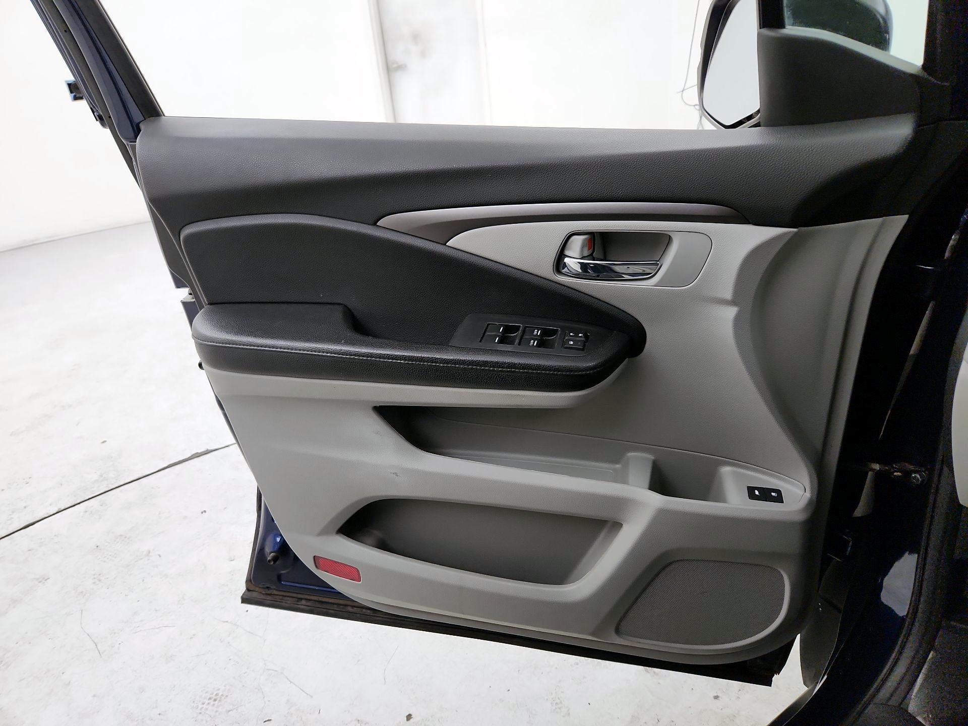 Thumbnail: 2017 Honda Pilot - 12