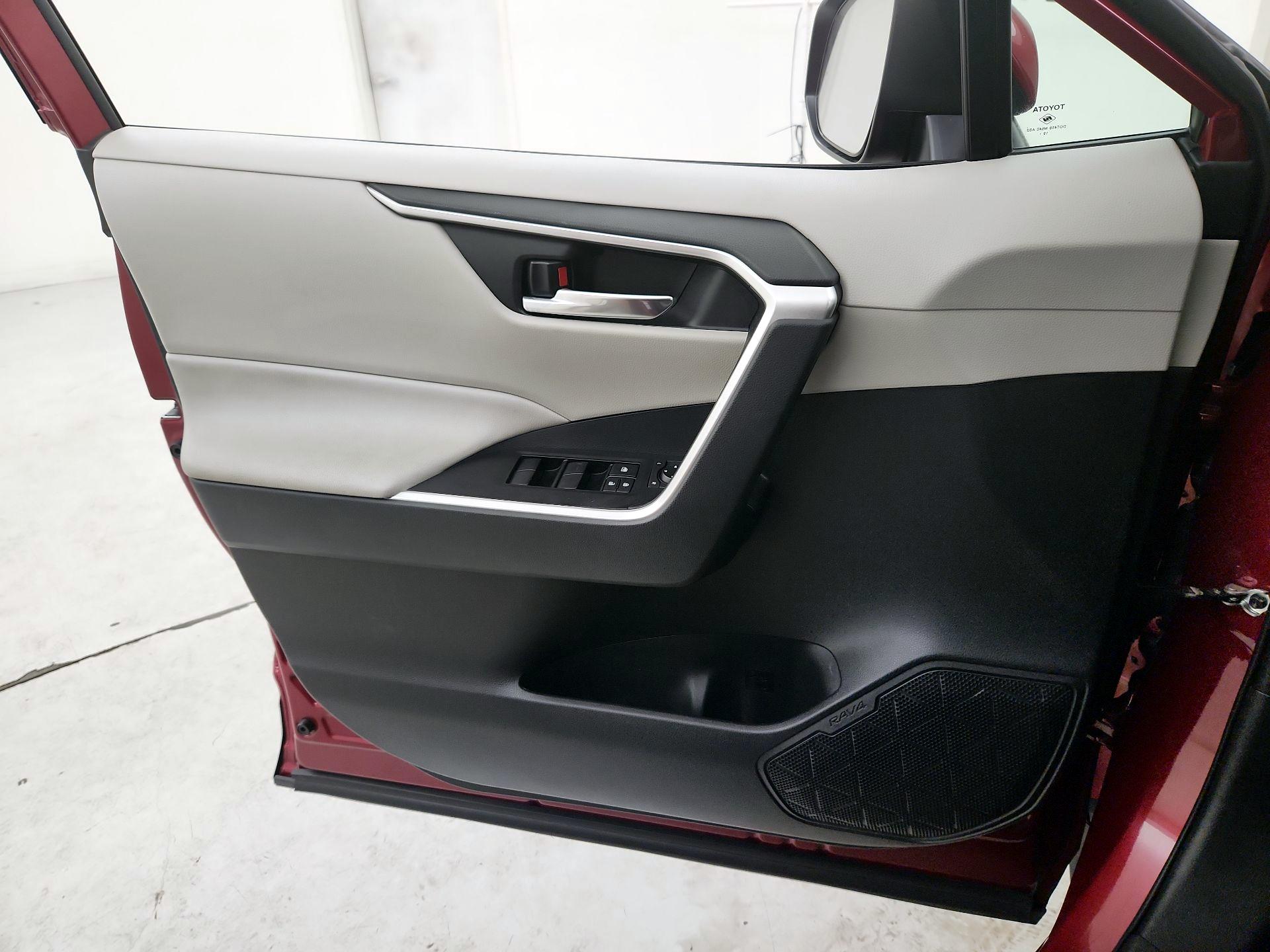 Thumbnail: 2020 Toyota RAV4 - 12