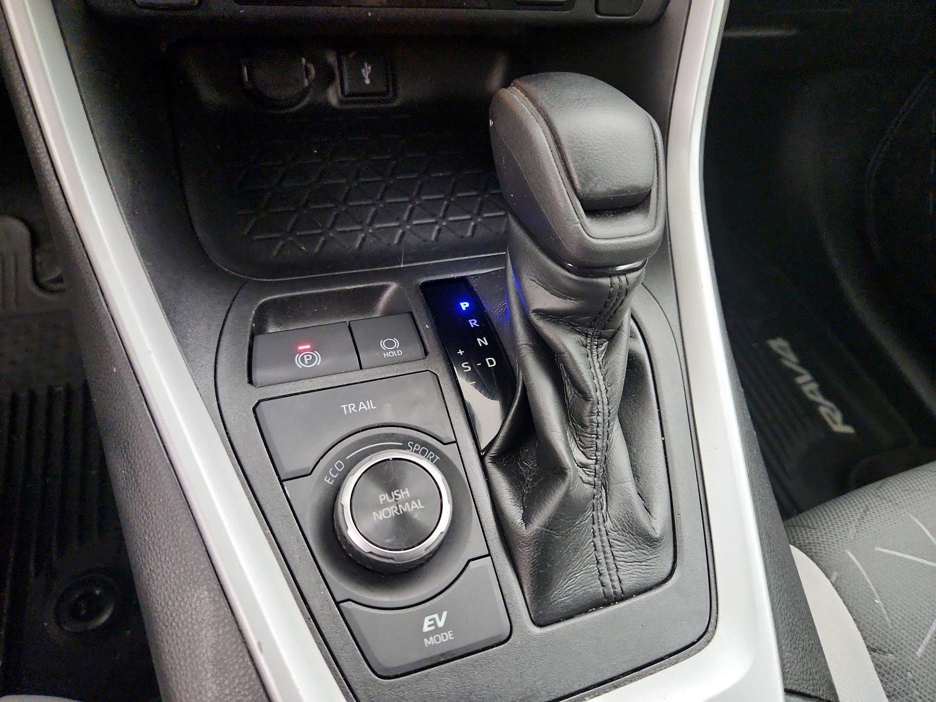 Thumbnail: 2020 Toyota RAV4 - 17