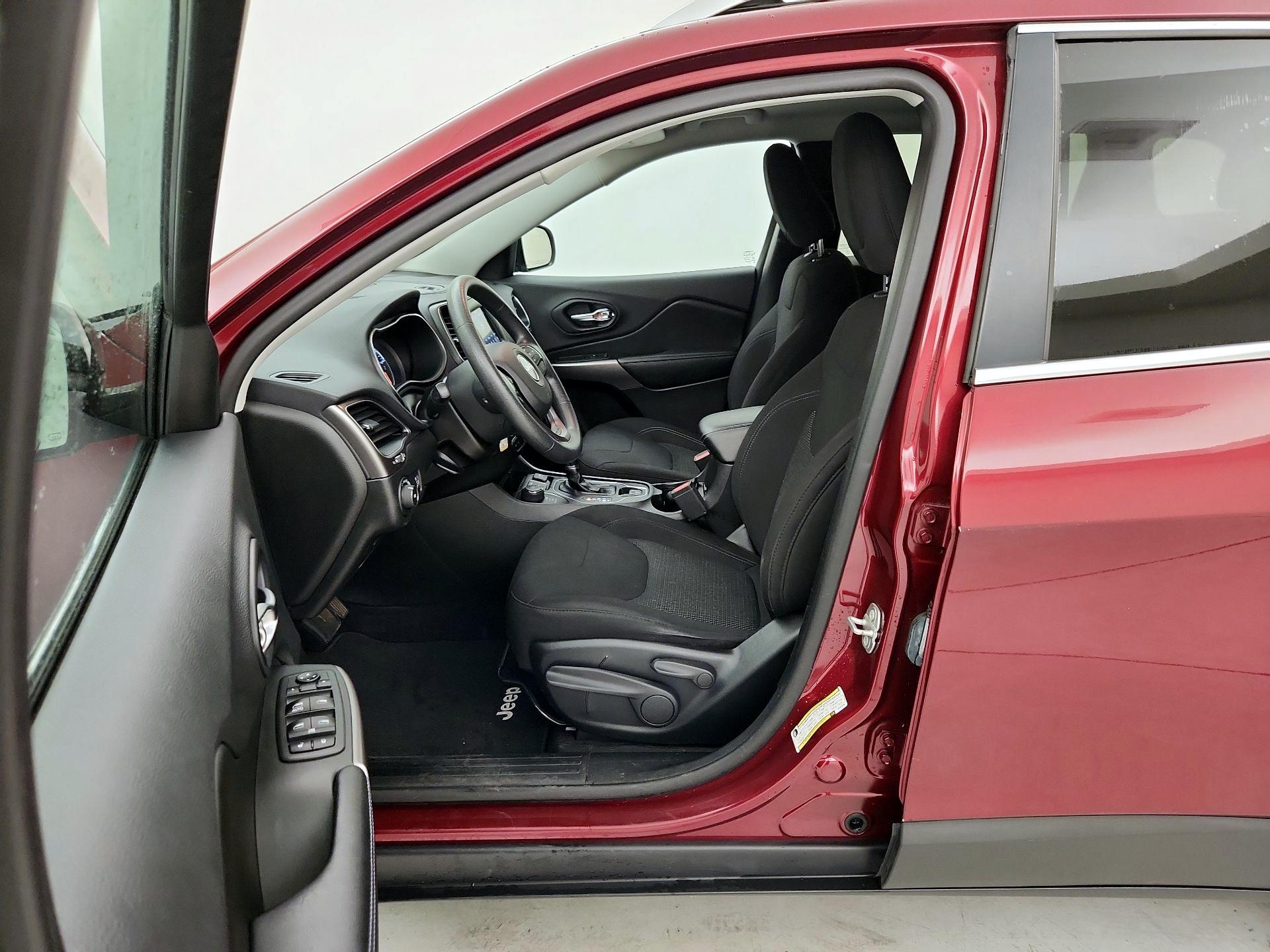 Thumbnail: 2019 Jeep Cherokee - 11