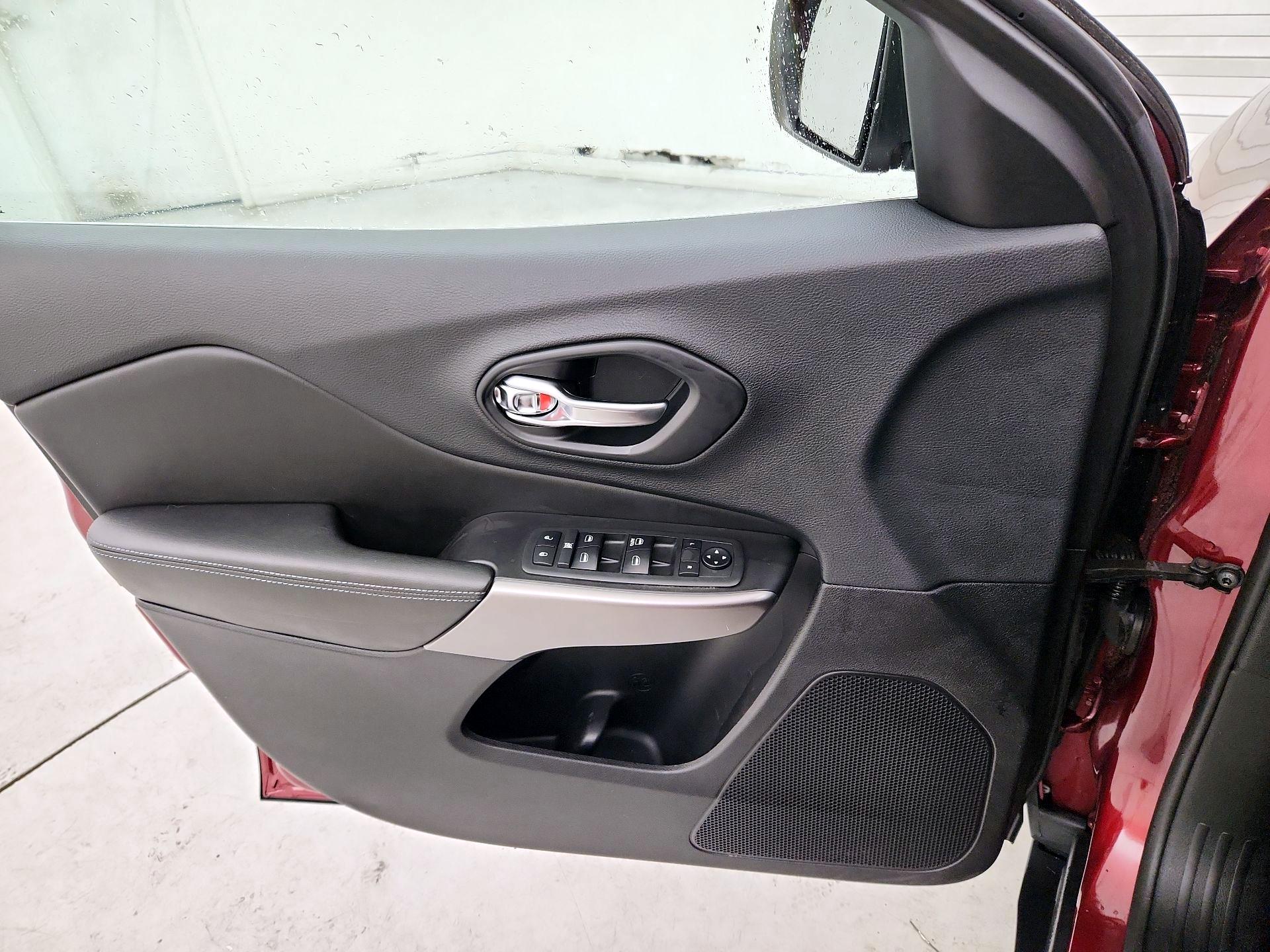 Thumbnail: 2019 Jeep Cherokee - 12