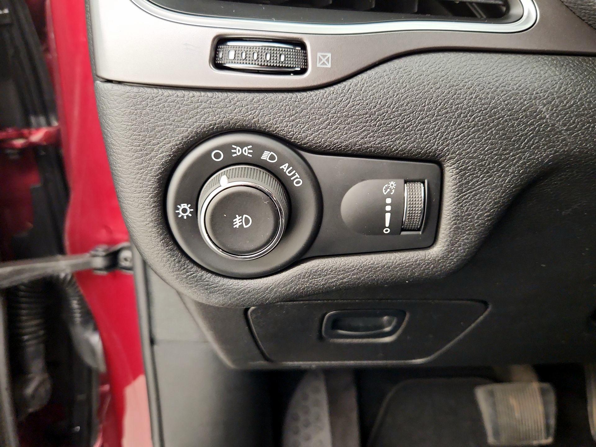 Thumbnail: 2019 Jeep Cherokee - 13