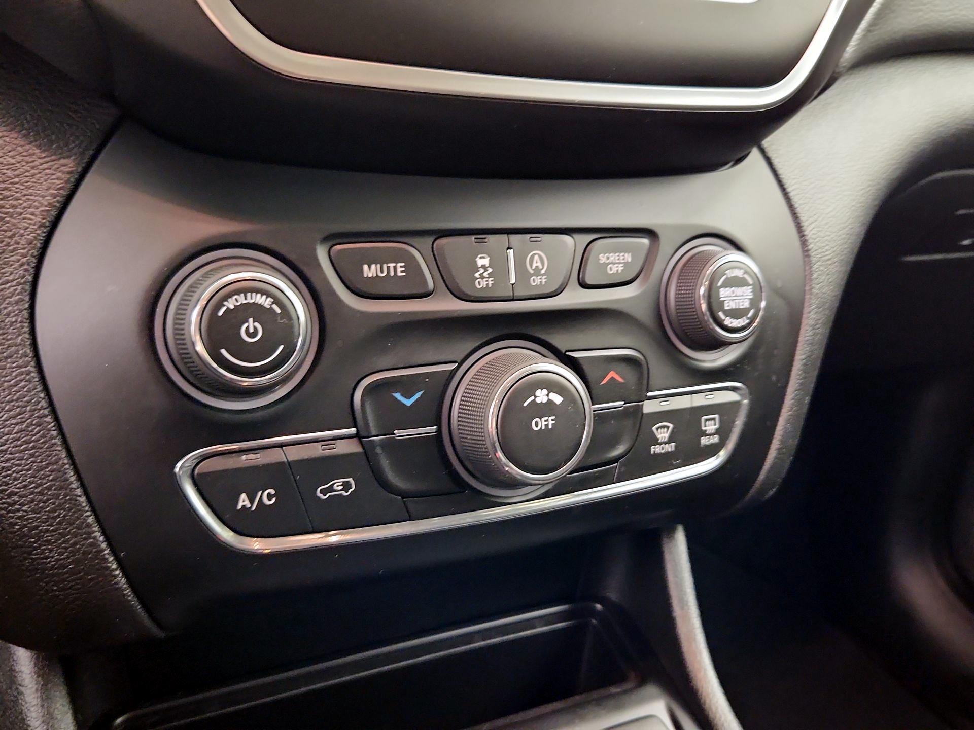 Thumbnail: 2019 Jeep Cherokee - 16