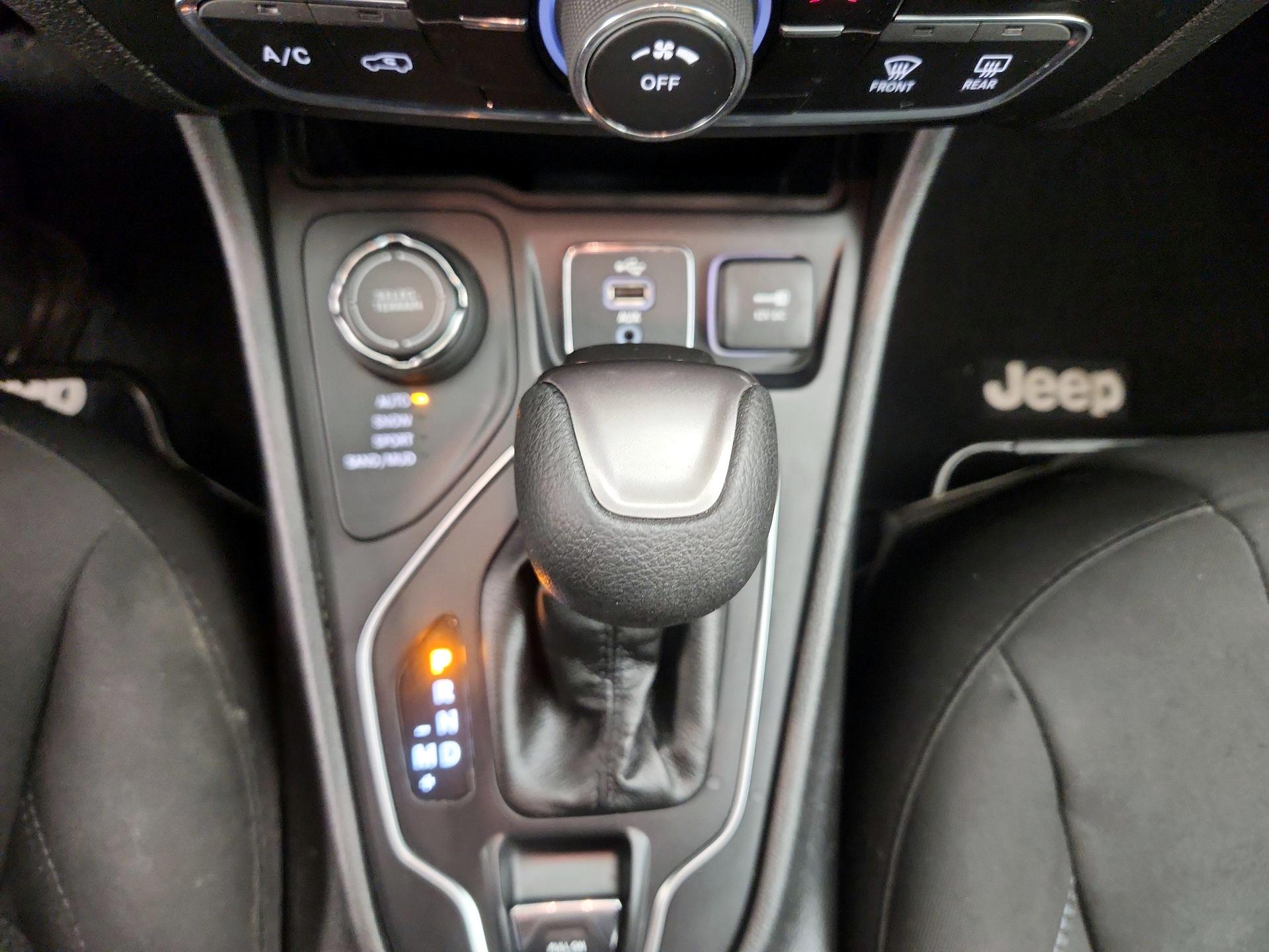 Thumbnail: 2019 Jeep Cherokee - 17