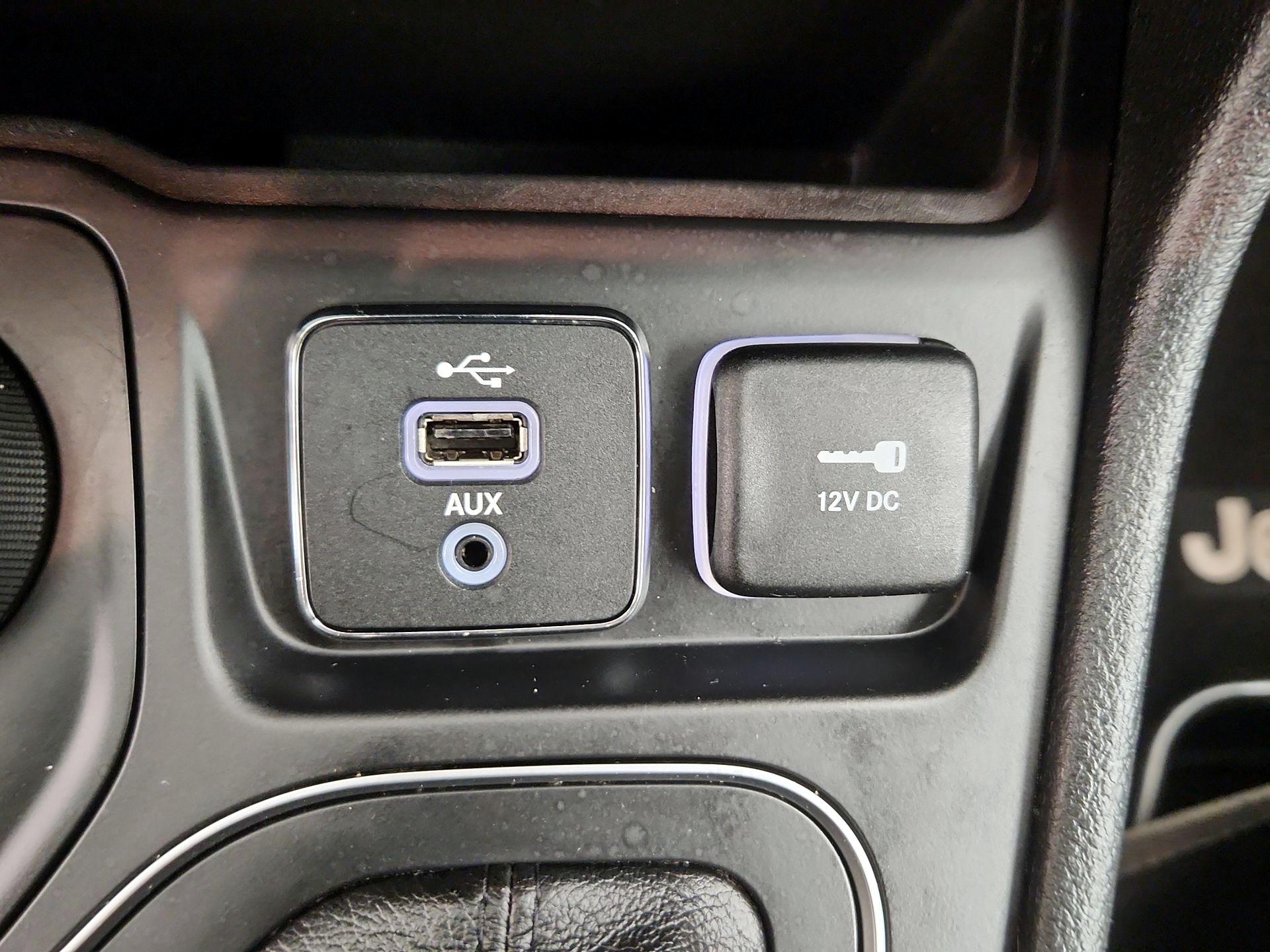 Thumbnail: 2019 Jeep Cherokee - 18