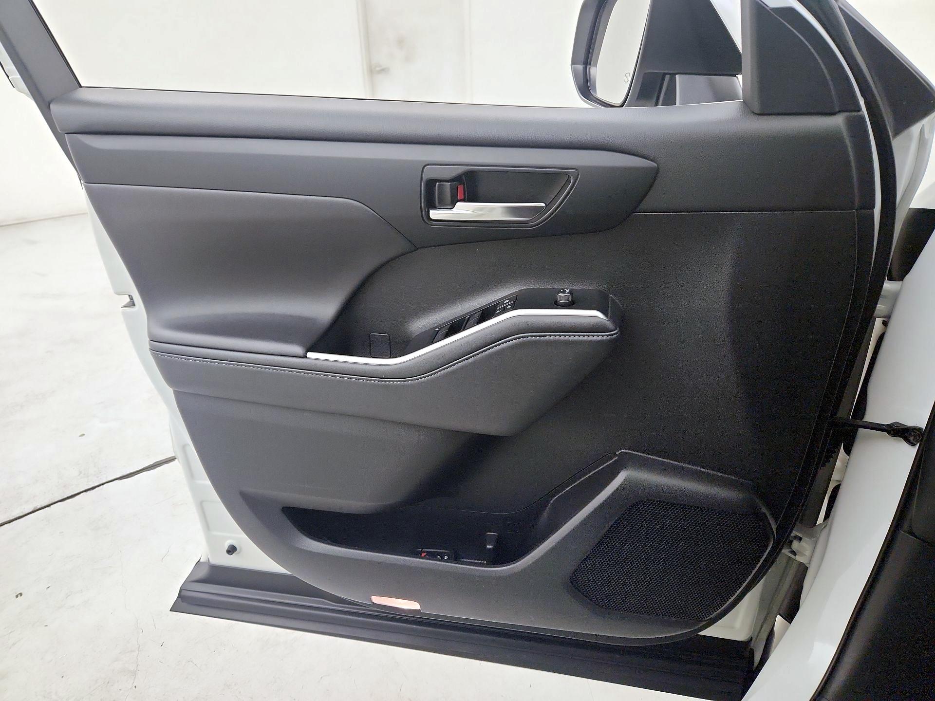 Thumbnail: 2020 Toyota Highlander - 12