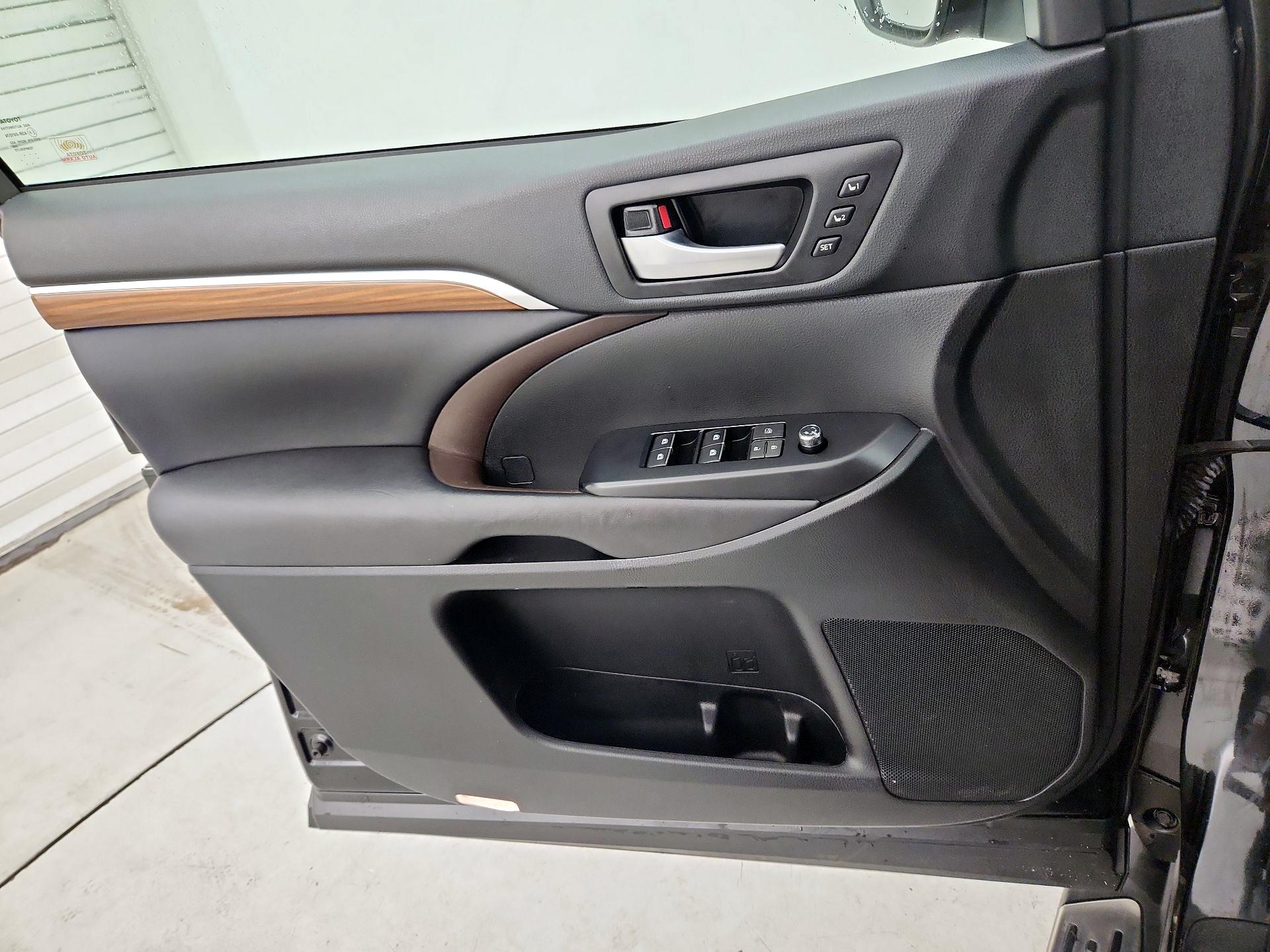 Thumbnail: 2017 Toyota Highlander - 12