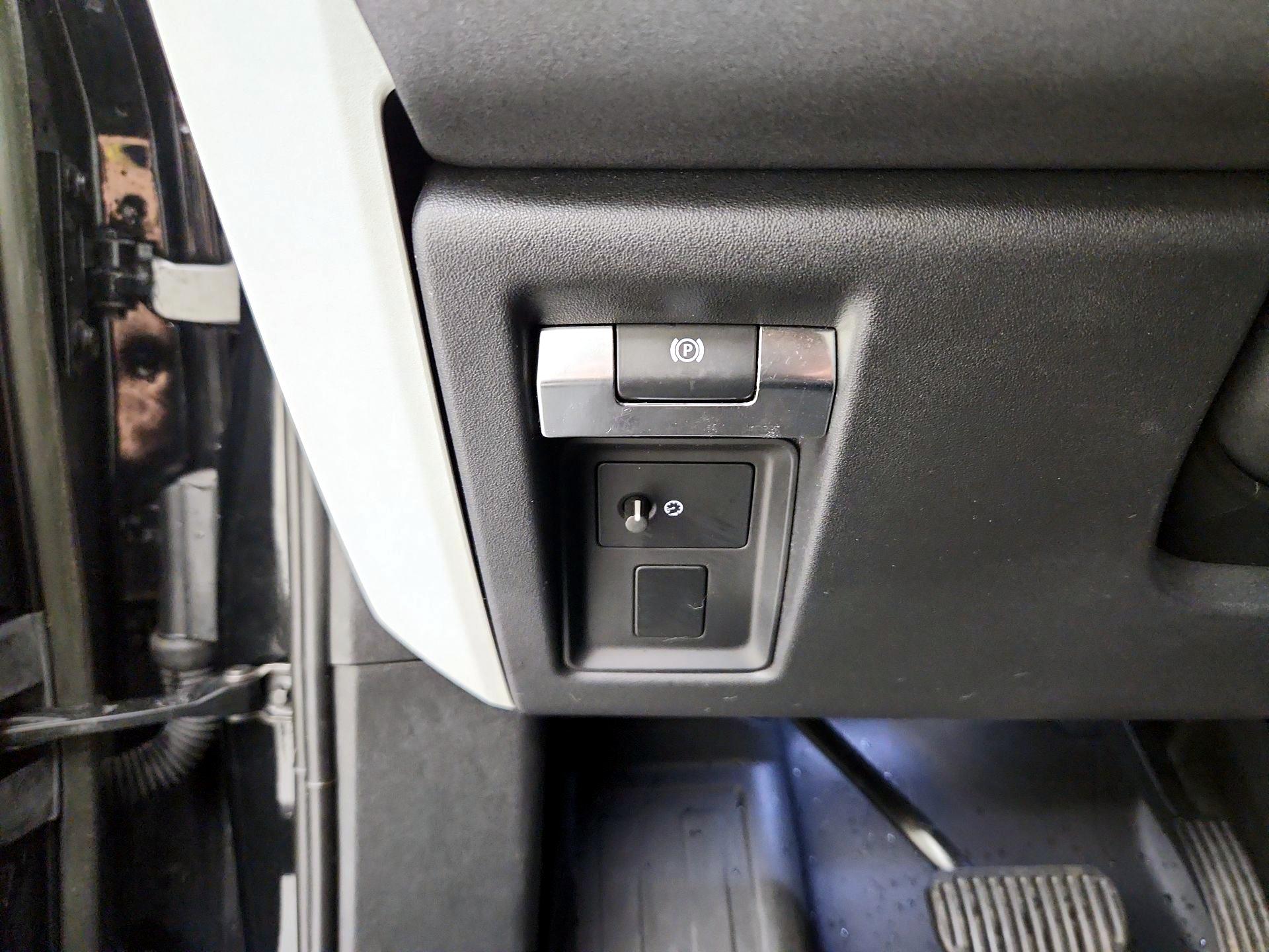 Thumbnail: 2023 Land Rover Defender - 13