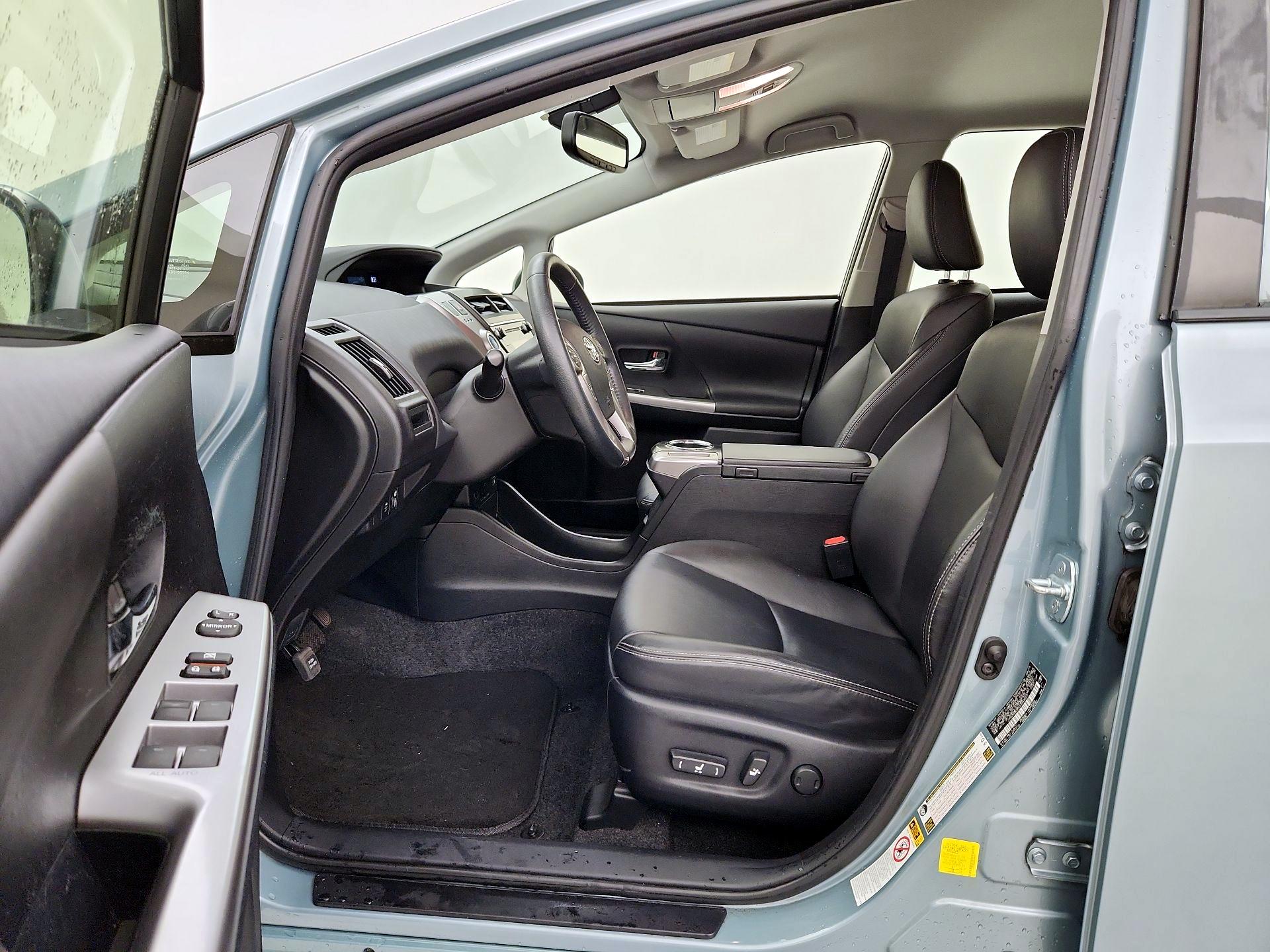 Thumbnail: 2016 Toyota Prius v - 11