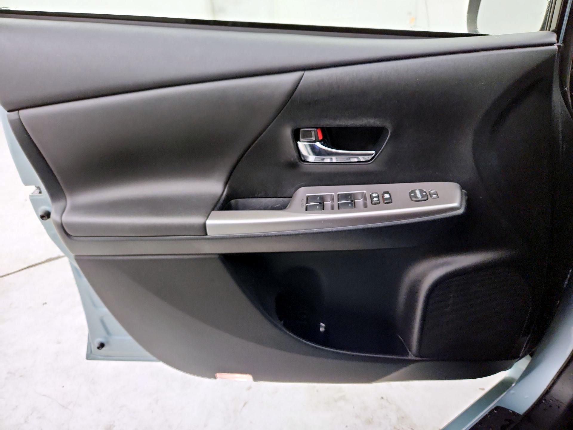 Thumbnail: 2016 Toyota Prius v - 12