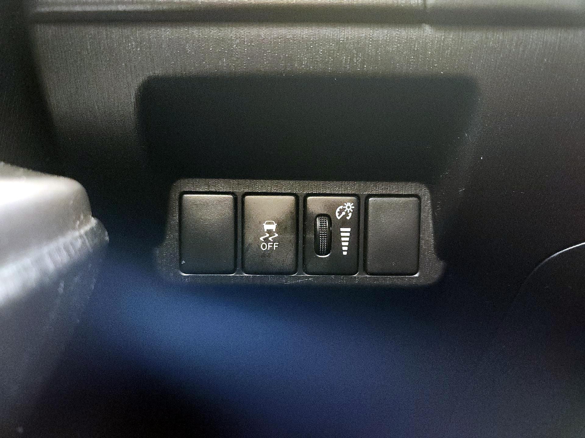 Thumbnail: 2016 Toyota Prius v - 13