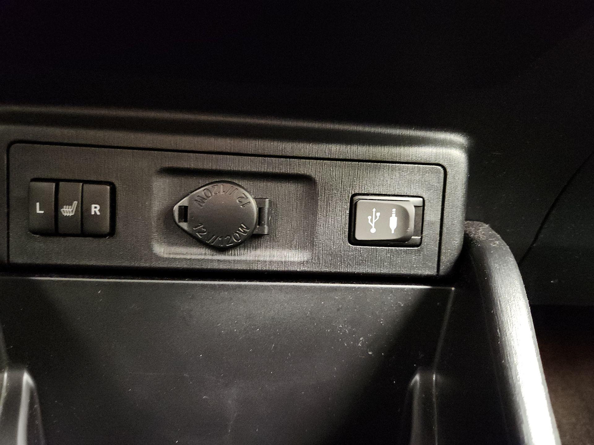 Thumbnail: 2016 Toyota Prius v - 18