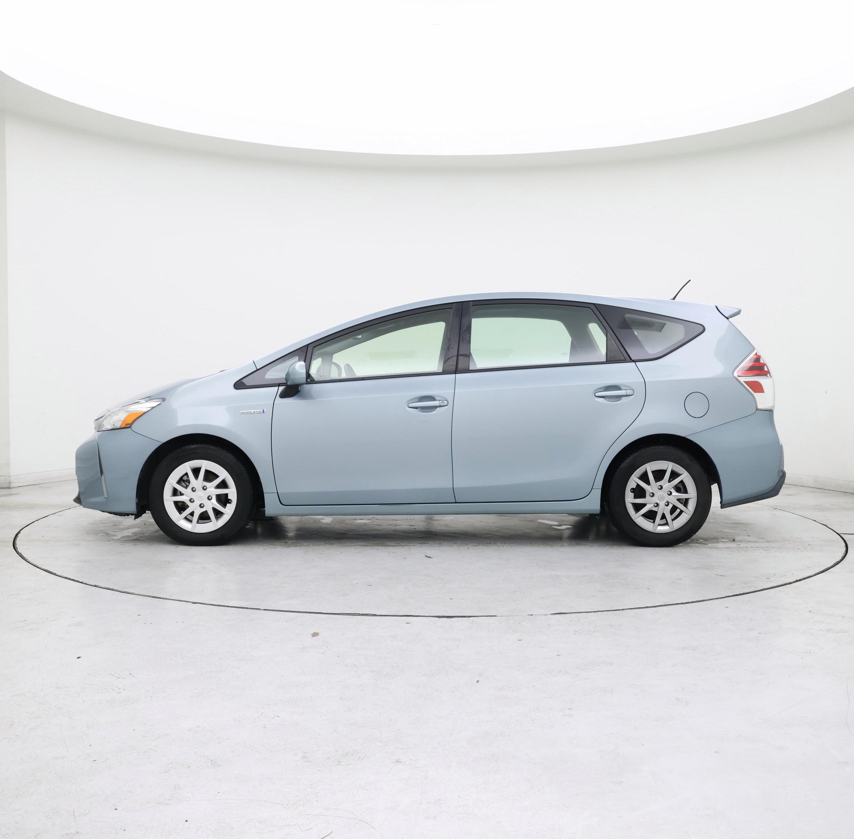 Thumbnail: 2016 Toyota Prius v - 3