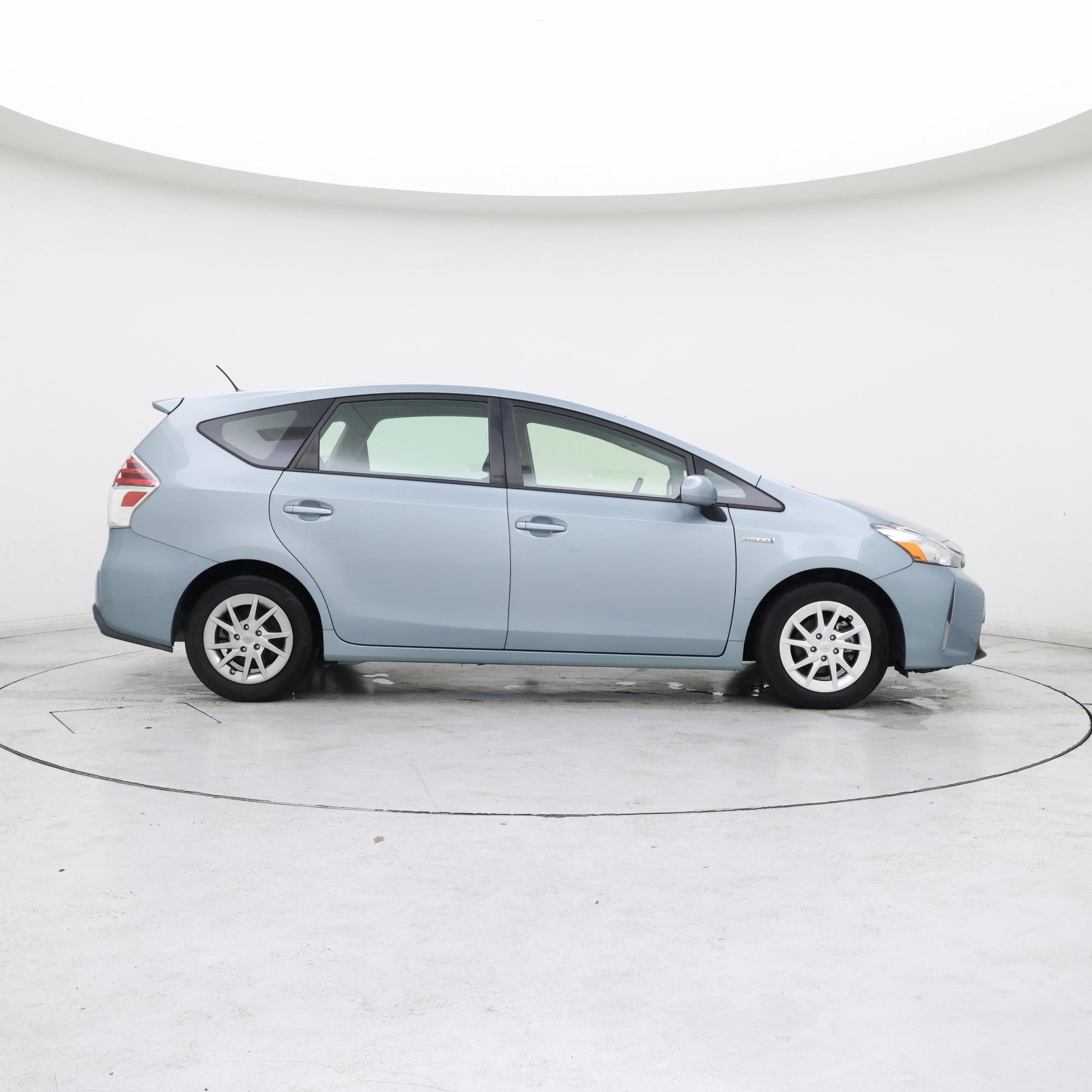 Thumbnail: 2016 Toyota Prius v - 7