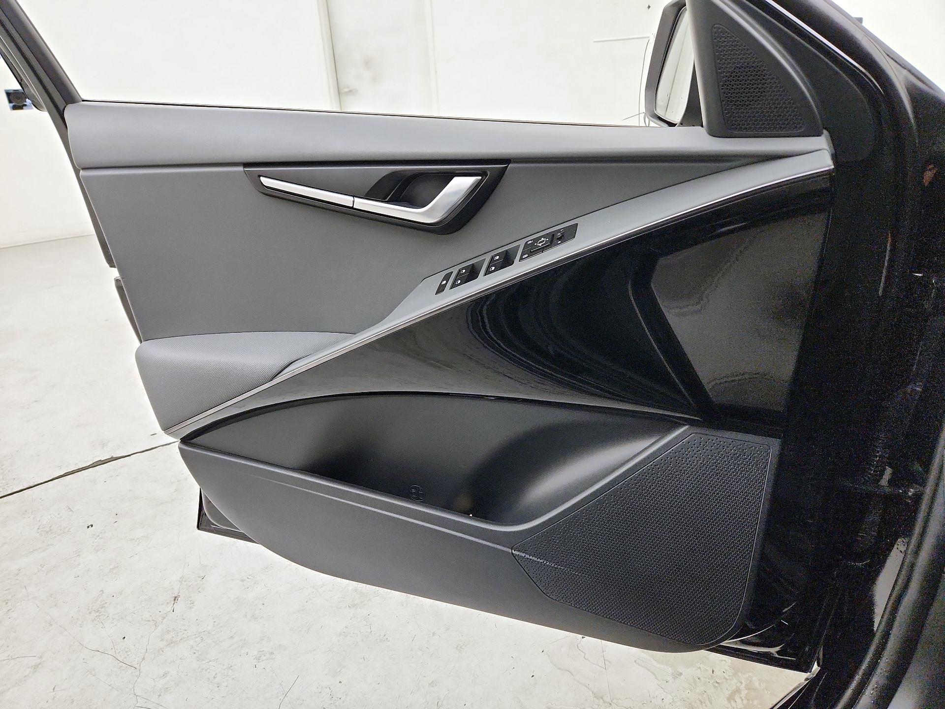 Thumbnail: 2023 Kia Niro - 12