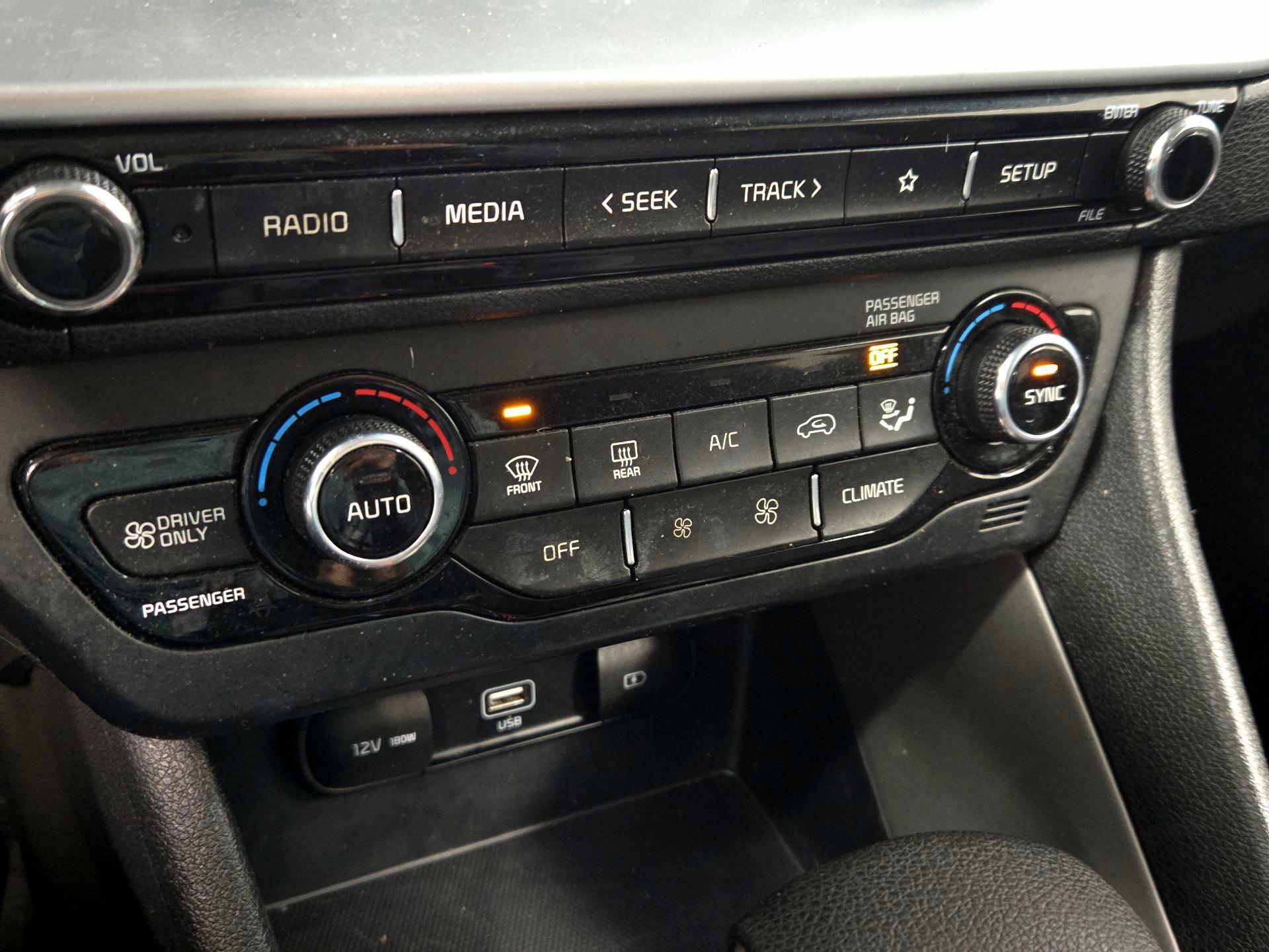 Thumbnail: 2020 Kia Niro - 16