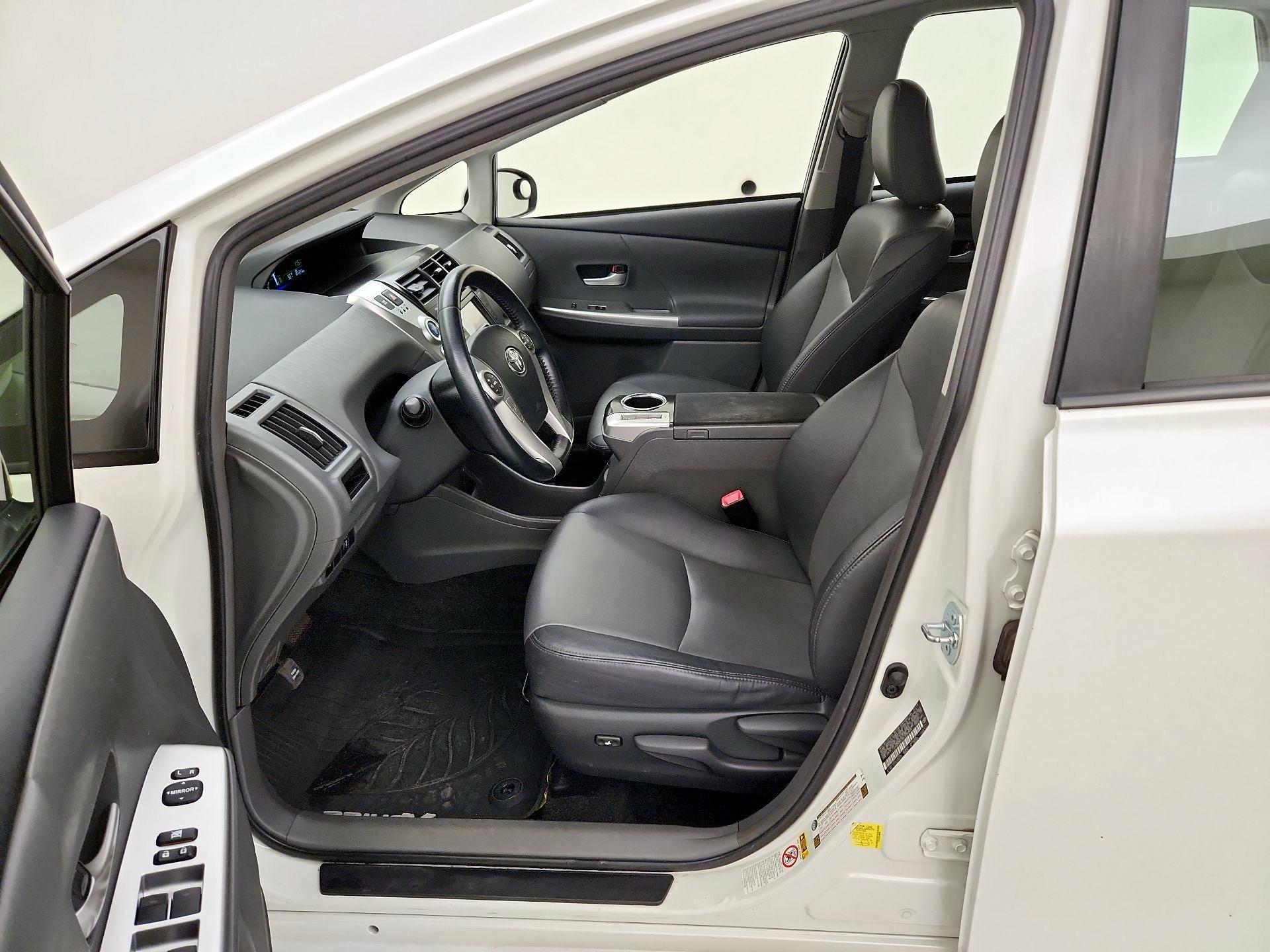 Thumbnail: 2014 Toyota Prius v - 11