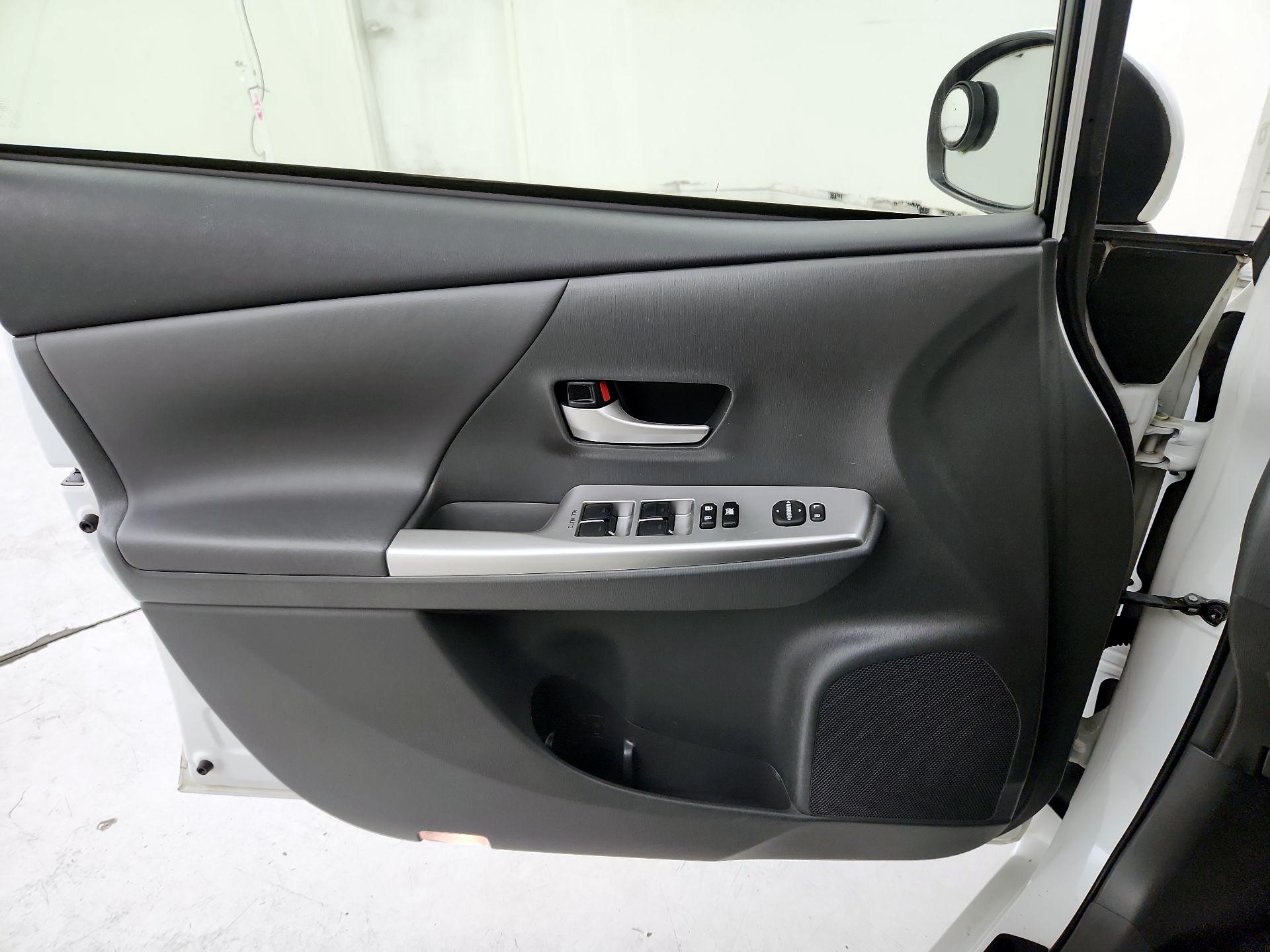 Thumbnail: 2014 Toyota Prius v - 12