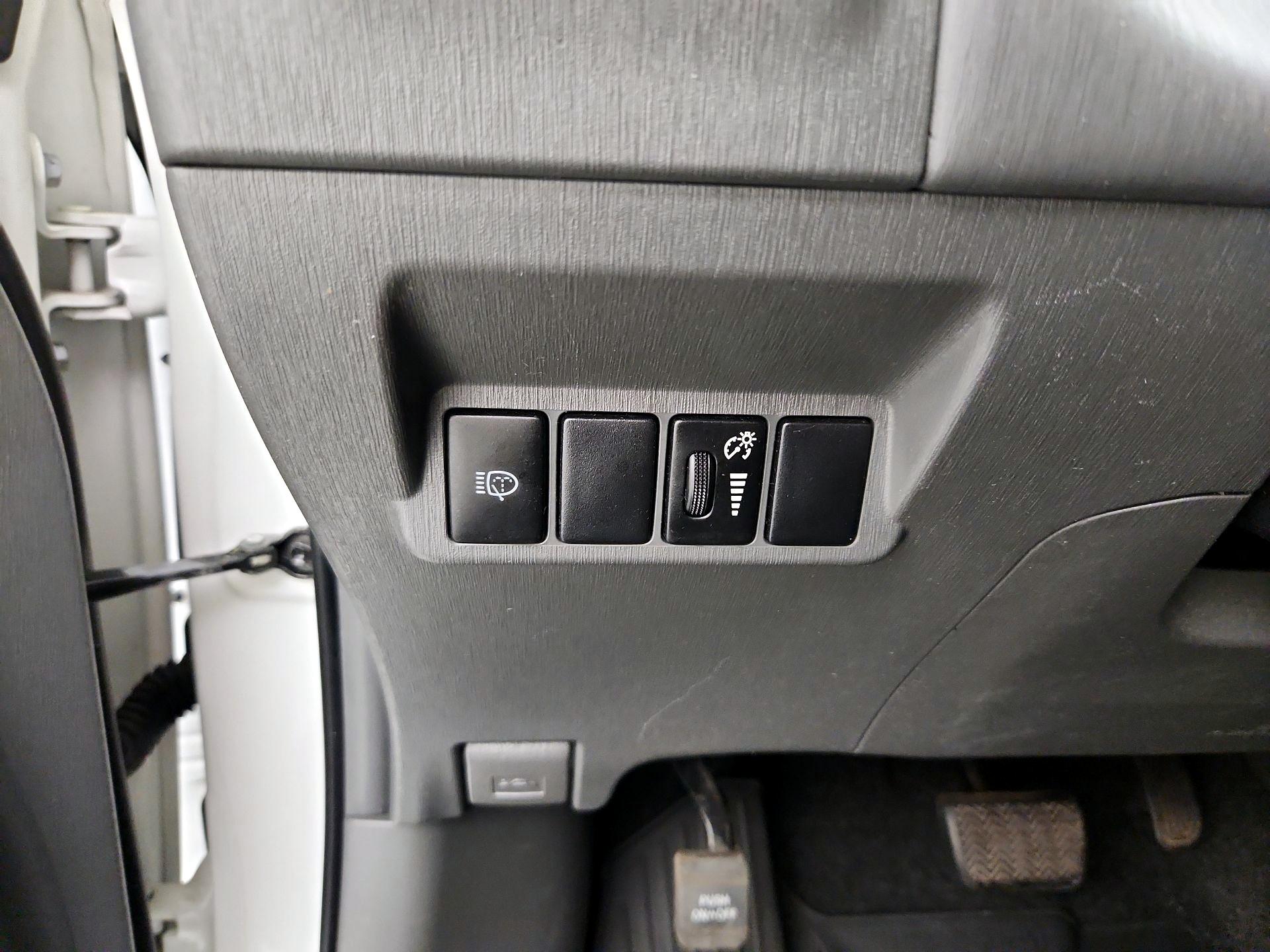 Thumbnail: 2014 Toyota Prius v - 13