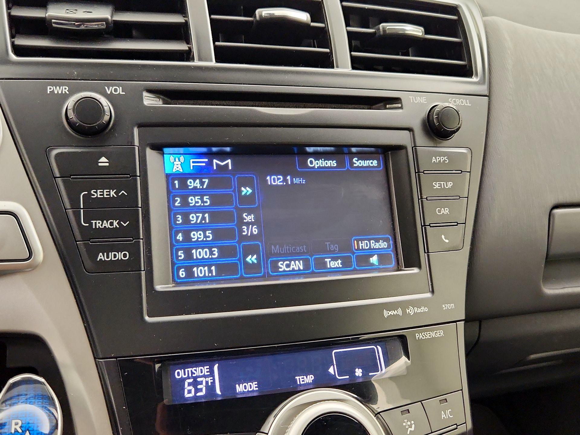 Thumbnail: 2014 Toyota Prius v - 15