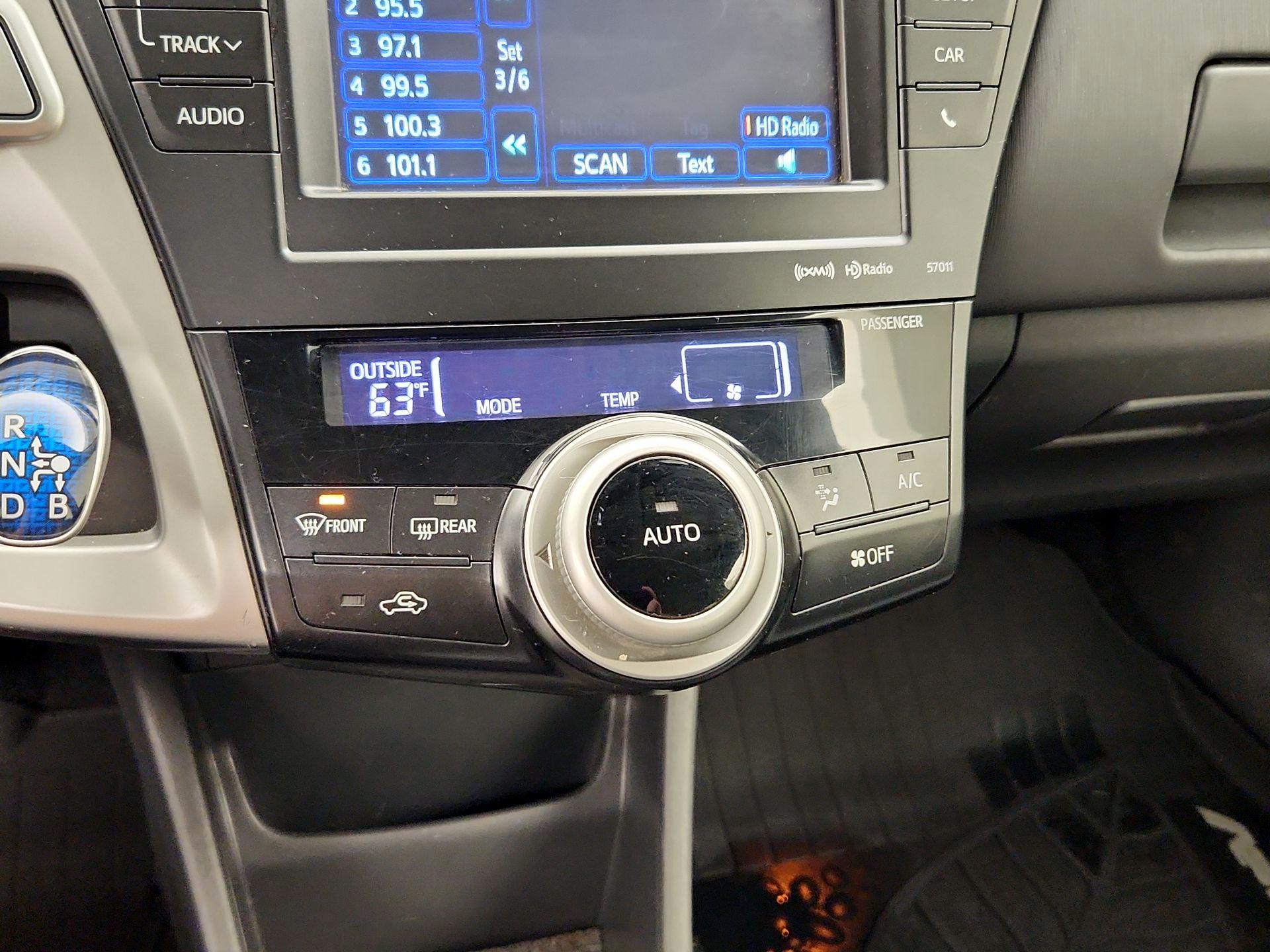 Thumbnail: 2014 Toyota Prius v - 16