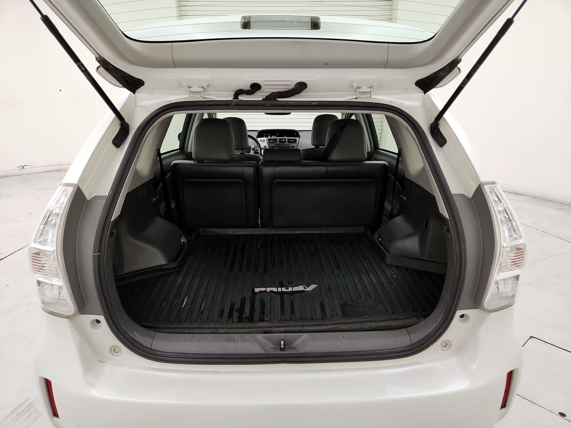 Thumbnail: 2014 Toyota Prius v - 20