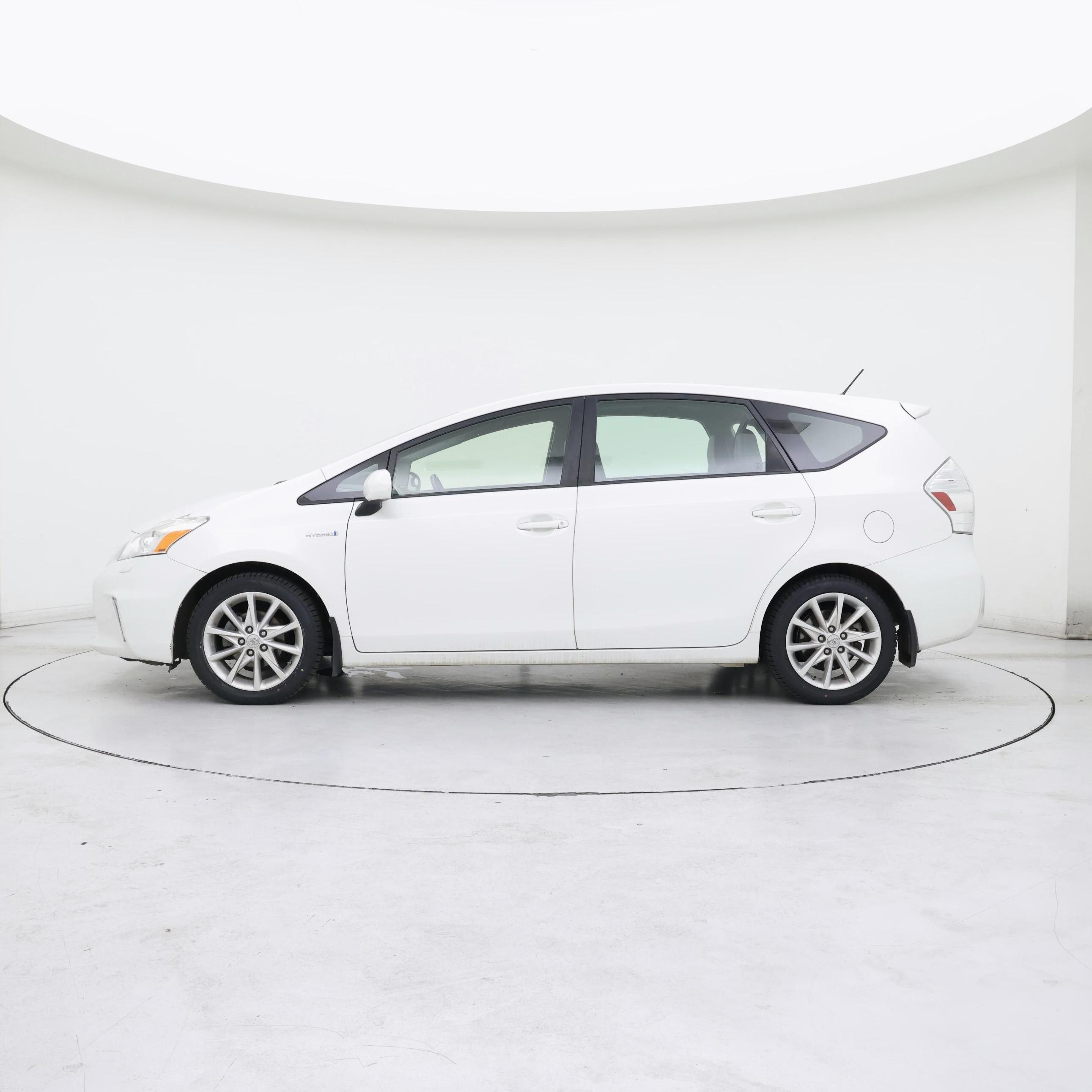 Thumbnail: 2014 Toyota Prius v - 3