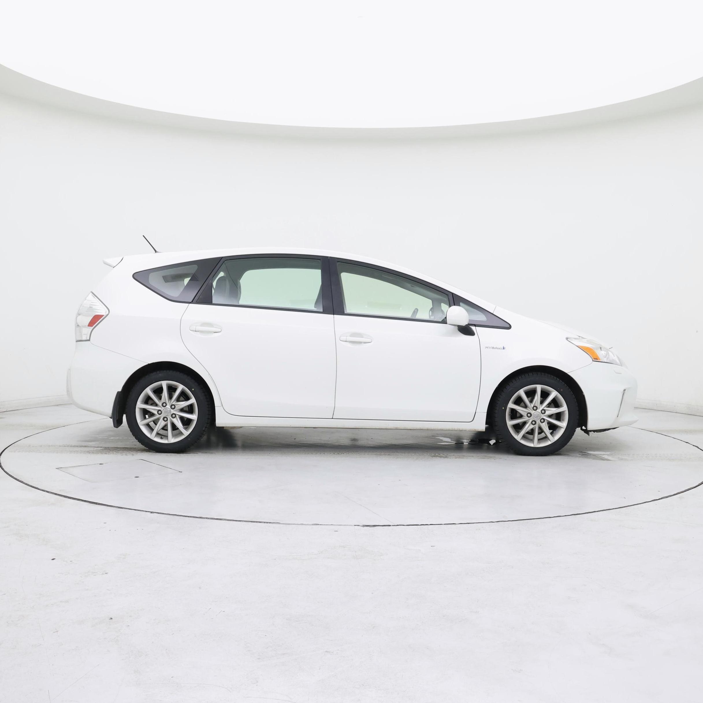 Thumbnail: 2014 Toyota Prius v - 7