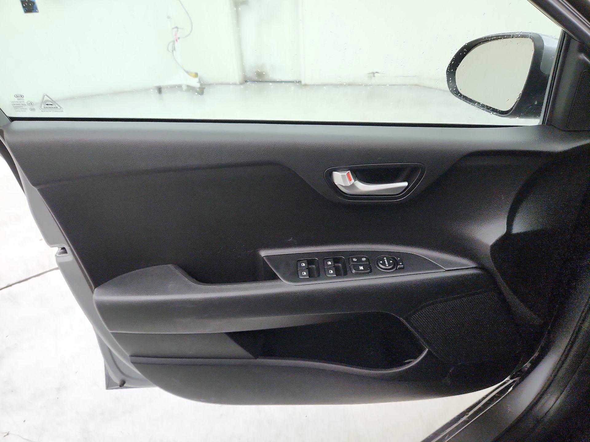 Thumbnail: 2021 Kia Rio - 12